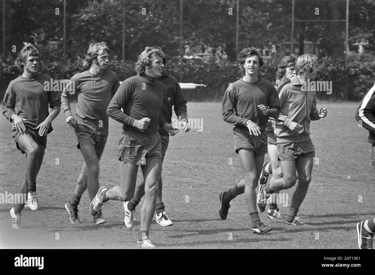 Erstes Training Ajax für die neue Saison, Piet Keizer (Dritter von links) und Johan Cruijff (Vierter von links) während des runden Laufens Anmerkung: Völlig links Johnny Rep Datum: 14. Juli 1972 Schlagwörter: Sporttraining, Fußball, Fußballspieler persönlicher Name: Cruijff, Johan, Keizer, Piet Stockfoto