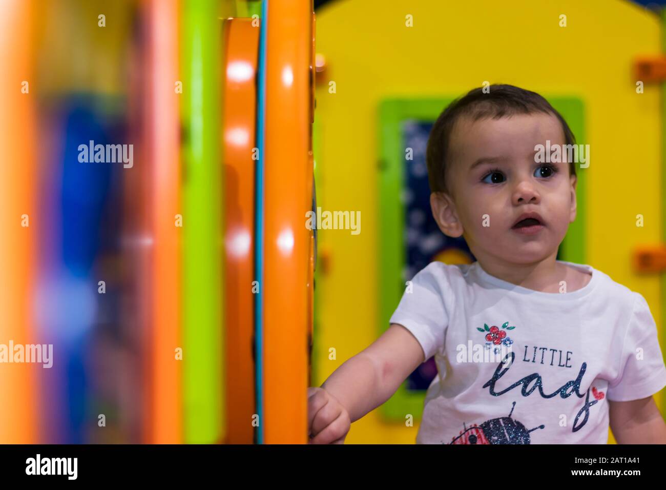 Ein süßes kleines Mädchen auf einem Indoor-Spielplatz in einem Einkaufszentrum in Dubai, Vereinigte Arabische Emirate. Stockfoto