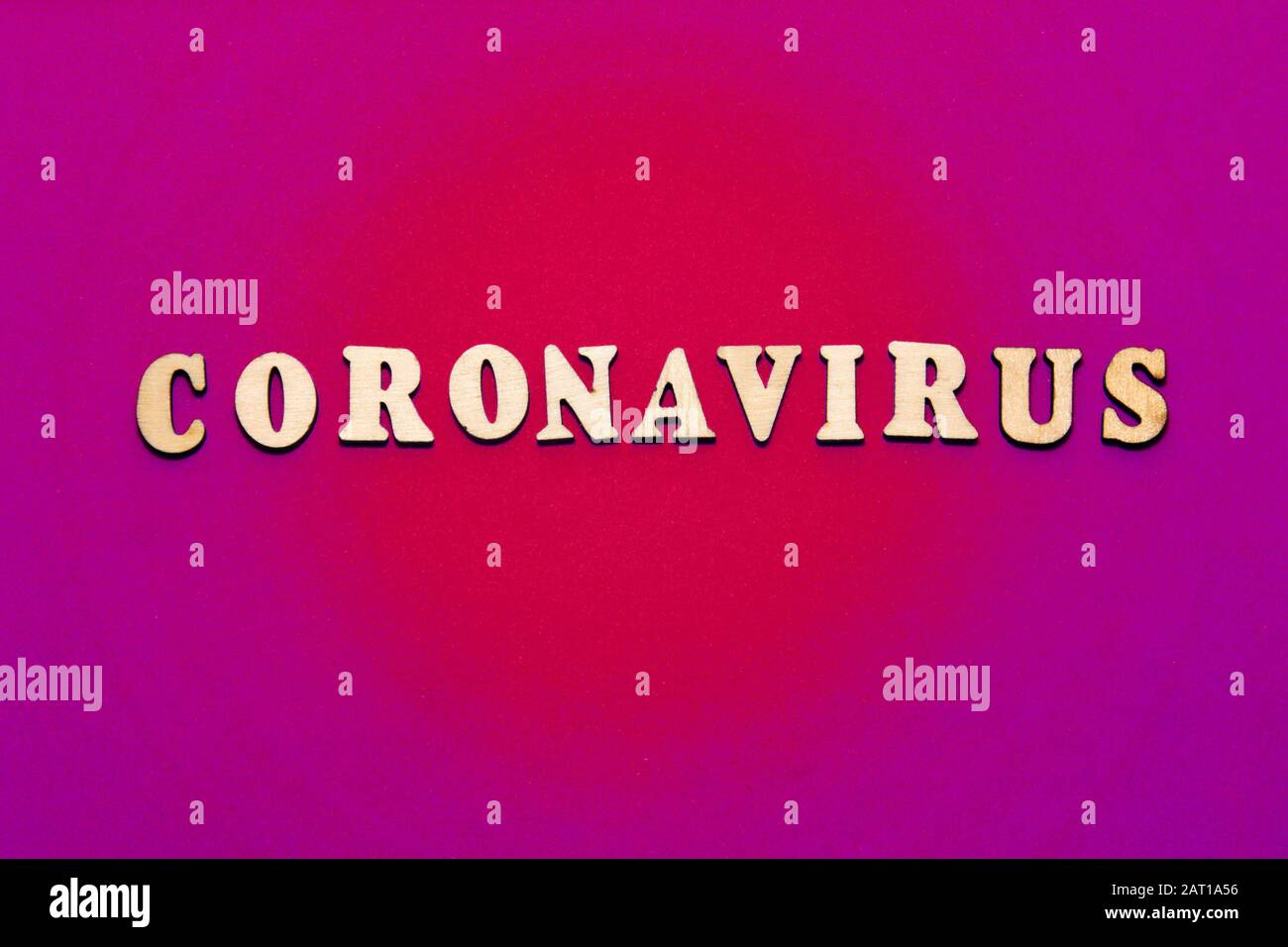 Coronavirus. Beschriftung auf pinkfarbenem Hintergrund. Irus Pandemieschutzkonzept. Stockfoto