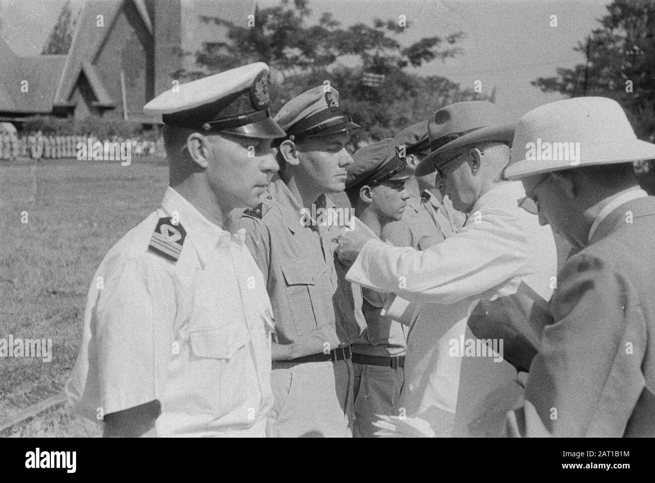 Verleihung des amerikanischen Bronze Star durch Herrn Walter Foote, Generalkonsul von Amerika, an acht niederländische Soldaten auf dem Bürgermeister-Bishop-Platz in Batavia Walter Foote dreht den Bronze Star am 1st Leutnant C.J. Allgemeine Anmerkung: Im Vordergrund Leutnant-ter-zee W.N. van der Veur Datum: 8. Juni 1946 Ort: Indonesien, Niederländische Ostindien Stockfoto