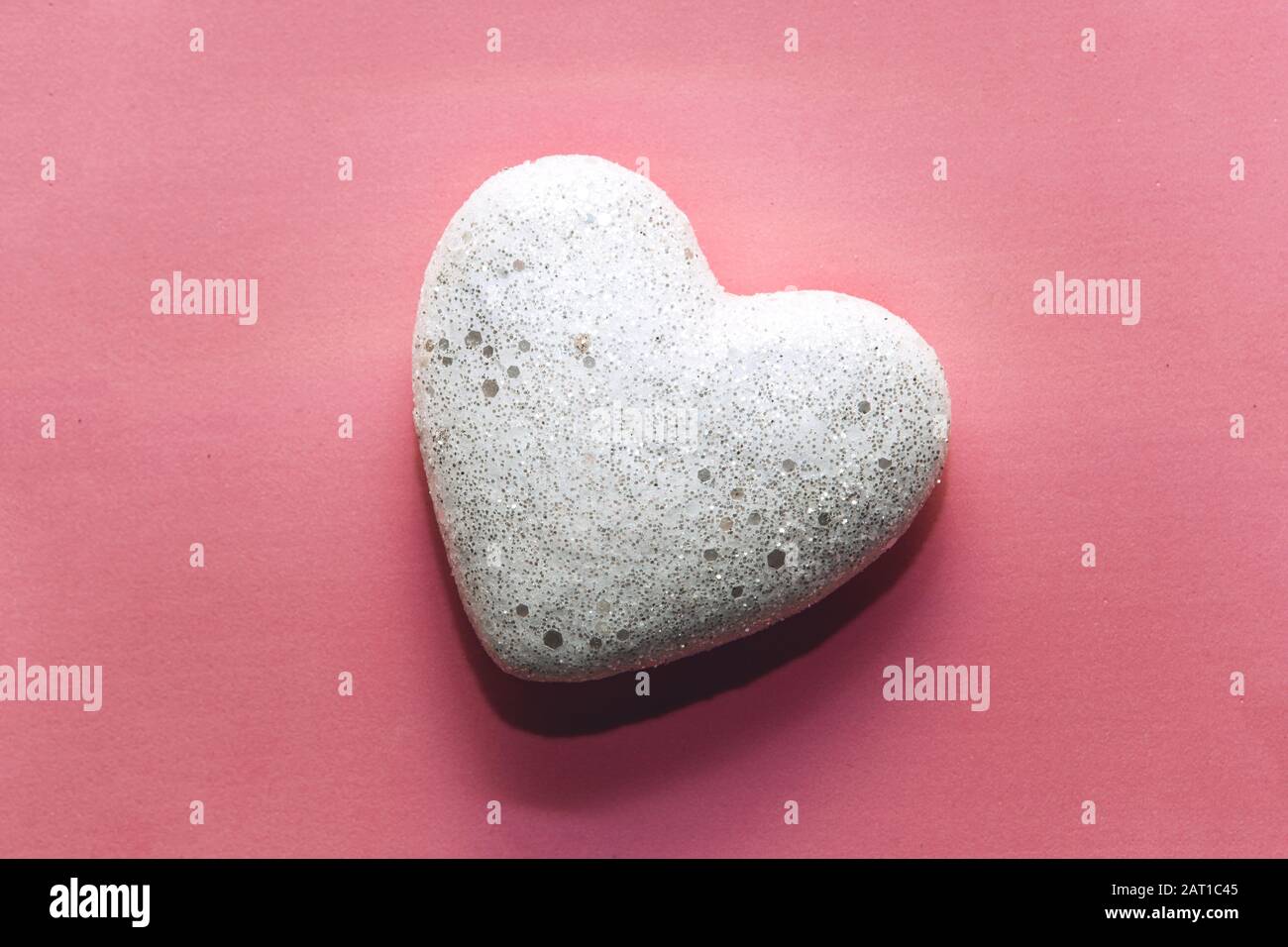 Herzformobjekt auf pinkfarbenem Hintergrund in minimalem Stil. Stockfoto