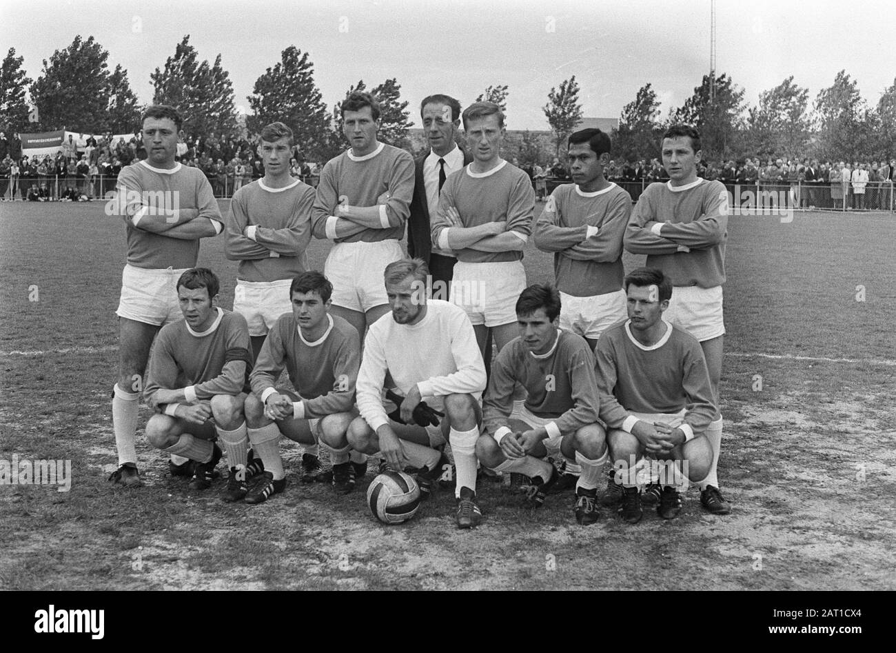 Fußball-Amateure AFC - Middelburg: 0 - 2 Elftal VV Middelburg, stehend v. l. n.r.: Bostelaar, Delmotte, J. Groenewegen, Van Westen, Pentury, W. Groenewegen. Sitzend von n.l.: Schoenmakers, De vos, But, Hendrikse, Lievense Datum: 10. Juni 1967 Ort: Amsterdam, Noord-Holland Schlagwörter: Amateursport, Mannschaften, Gruppenporträts, Sport, Fußball Personenname: Groenewegen, J., Groenewege, W. Stockfoto