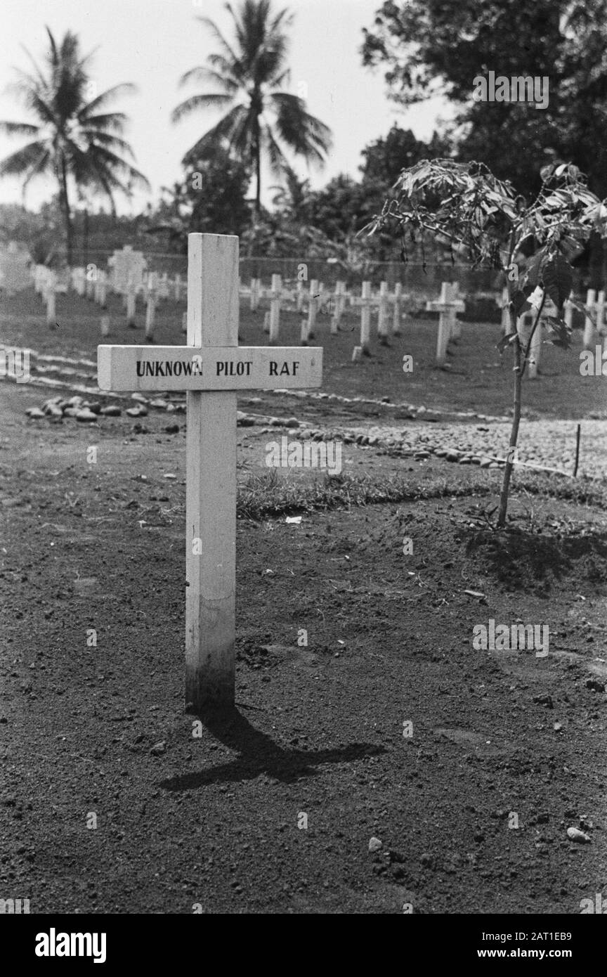 Englisch Teil des Ehrenfelds Menteng Pulu Englisch Teil des Ehrenfelds Menteng Pulu. Kreuz mit Aufschrift Unknown Pilot RAF Date: 1946/01/01 Ort: Batavia, Indonesien, Jakarta, Niederländisch-Ostindien Stockfoto