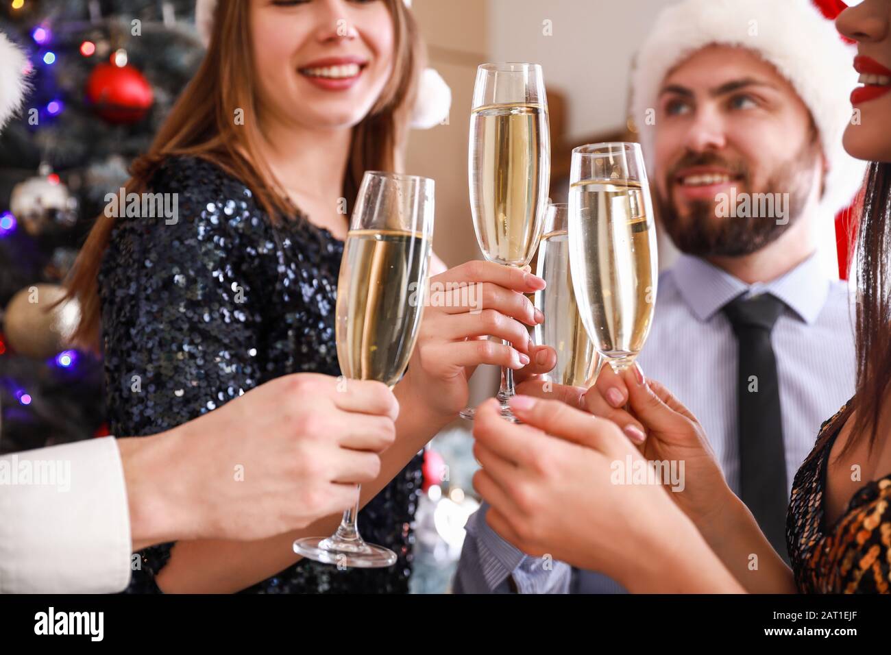 Freunde trinken Champagner auf Neujahrfeier Stockfoto