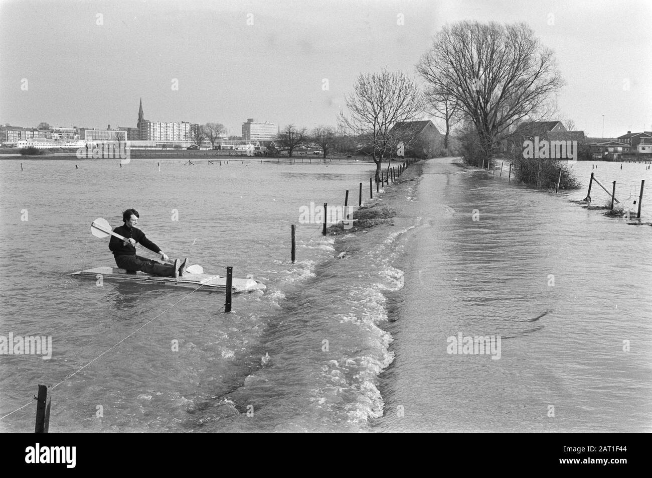Einige große Flüsse jenseits ihrer Ufer unter anderem durch Schmelzwasser. Kanoer in Arnhem nahe der überfluteten Landstraße Datum: 3. Januar 1982 Standort: Arnhem Schlagwörter: Hochwasser Stockfoto