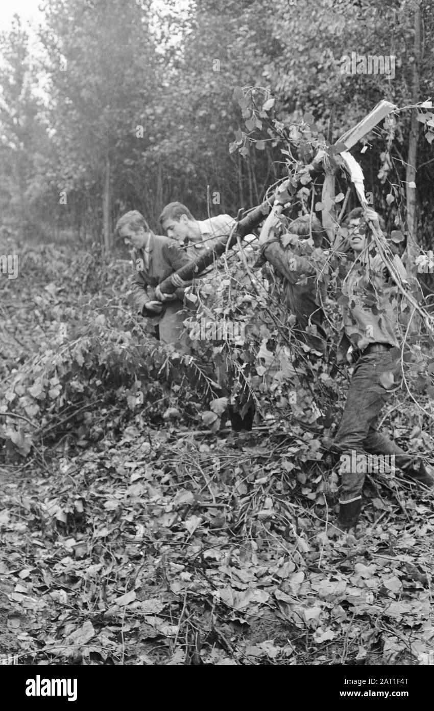 Hazing in der Polder Einige Studenten Flocken Bäume Datum: 3. September 1968 Schlüsselwörter: Wartung, Hazing, Studenten Stockfoto