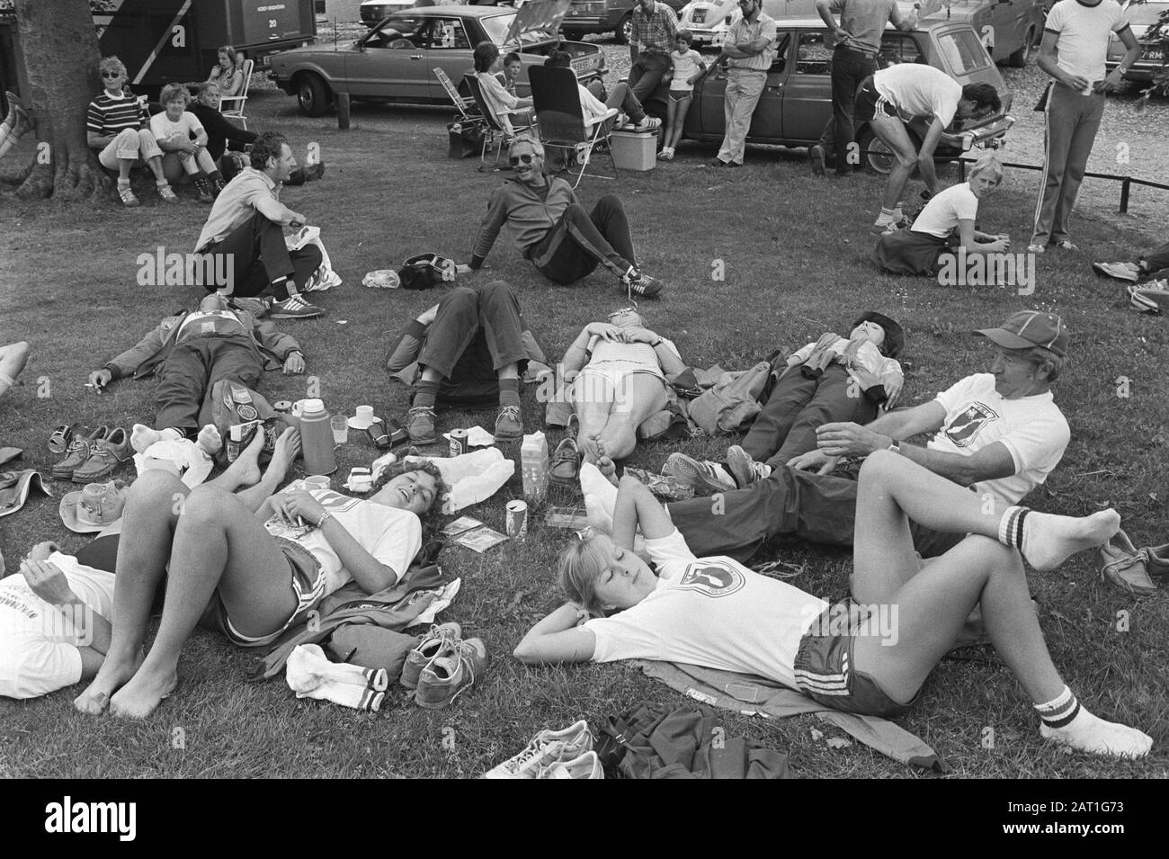 Wandern viertägiges Apeldoorn; müde Teilnehmer ruhen auf dem Weg vom Datum: 16. Juli 1982 Schlagwörter: Teilnehmer, viertägig Stockfoto