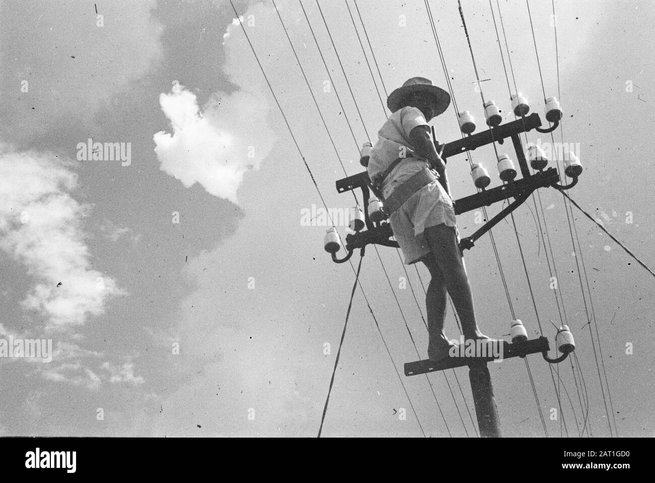 Zugunglück Tjikampek Dort herrscht in der Ecke Tjikampek, Poerwakarta und Pagadan Baroe immer noch Unruhe. Terroristen zerstören und verbrennen das Eigentum der Zivilbevölkerung und versuchen damit, die niederländische Autorität zu untergraben. Sie missachten auch nicht den Zug Batavia-Bandoeng, indem sie ihn entgleisen und auf die Gleise schossen, was einige Opfer zu bedauernswerten führte. Sofort wurde mit den Reparaturarbeiten begonnen. Bahnarbeiter und Soldaten versuchen, die Verbindung in kürzester Zeit wieder herzustellen. Die Telefonleitungen, die auch von den Terroristen zerstört wurden, werden erstellt. Datum: 25.Juni 1948 Loc Stockfoto