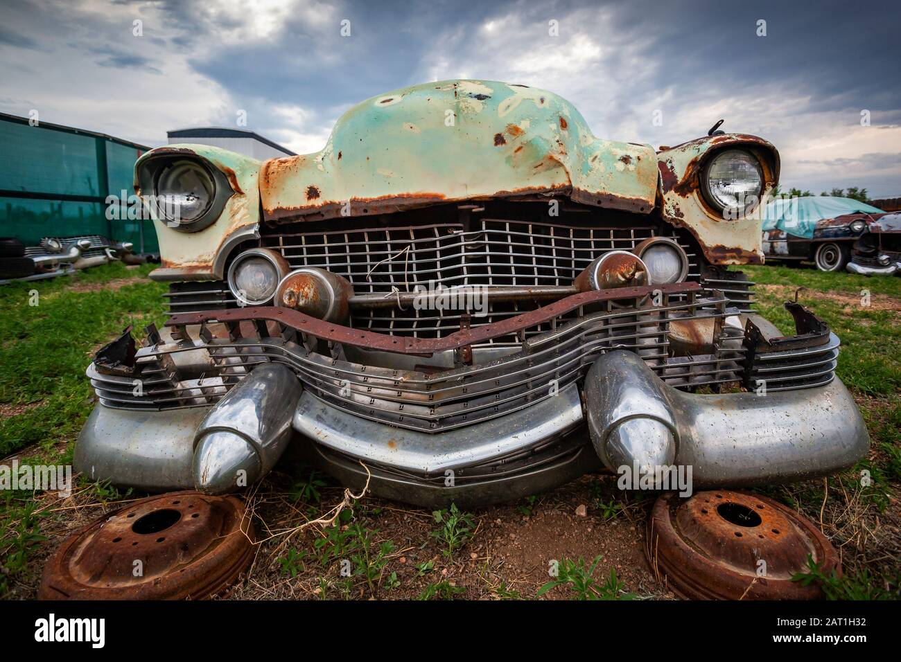 Nahaufnahme einer verrostenen alten Oldtimer-Front, die mit zerbrochenen Teilen im Junkyard aufgegeben wurde Stockfoto