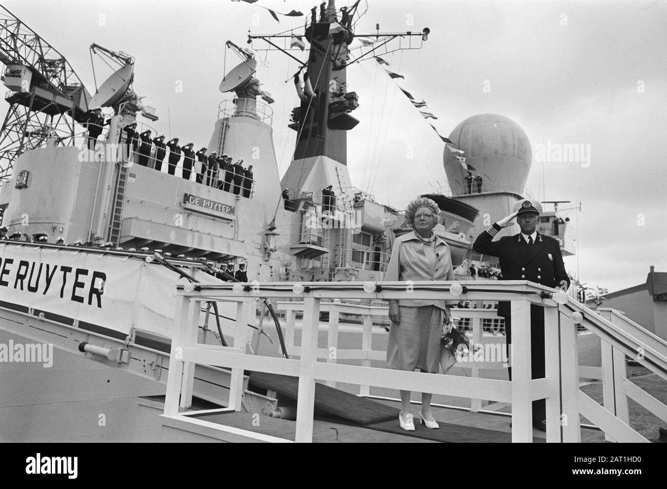 Waffen-Fregatte De Ruyter von Königin Juliana in Vlissingen in Gebrauch genommen, Übersicht während der Hebezeit der Flaggenkönigin Juliana Datum: 3. Juni 1976 Ort: Flushing, Zeeland Schlüsselwörter: Fregatten, Königinnen, Flaggen persönlicher Name: De Ruyter, Juliana (Königin Niederlande) Stockfoto