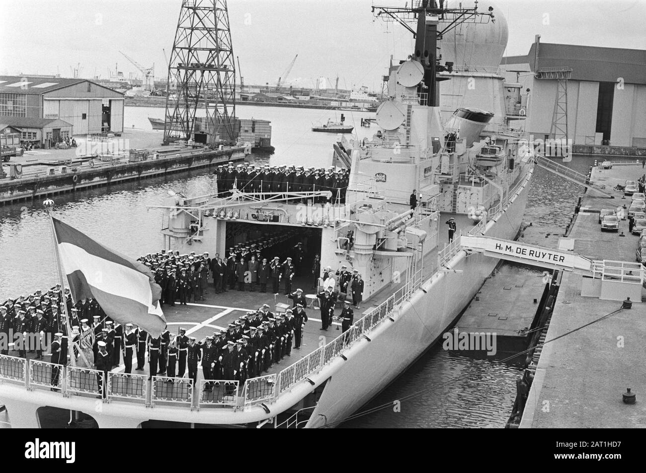 Waffen-Fregatte De Ruyter von Königin Juliana in Vlissingen in Gebrauch genommen, Übersicht während der Hebezeit der Flaggenkönigin Juliana Datum: 3. Juni 1976 Ort: Flushing, Zeeland Schlüsselwörter: Fregatten, Königinnen, Flaggen persönlicher Name: De Ruyter, Juliana (Königin Niederlande) Stockfoto