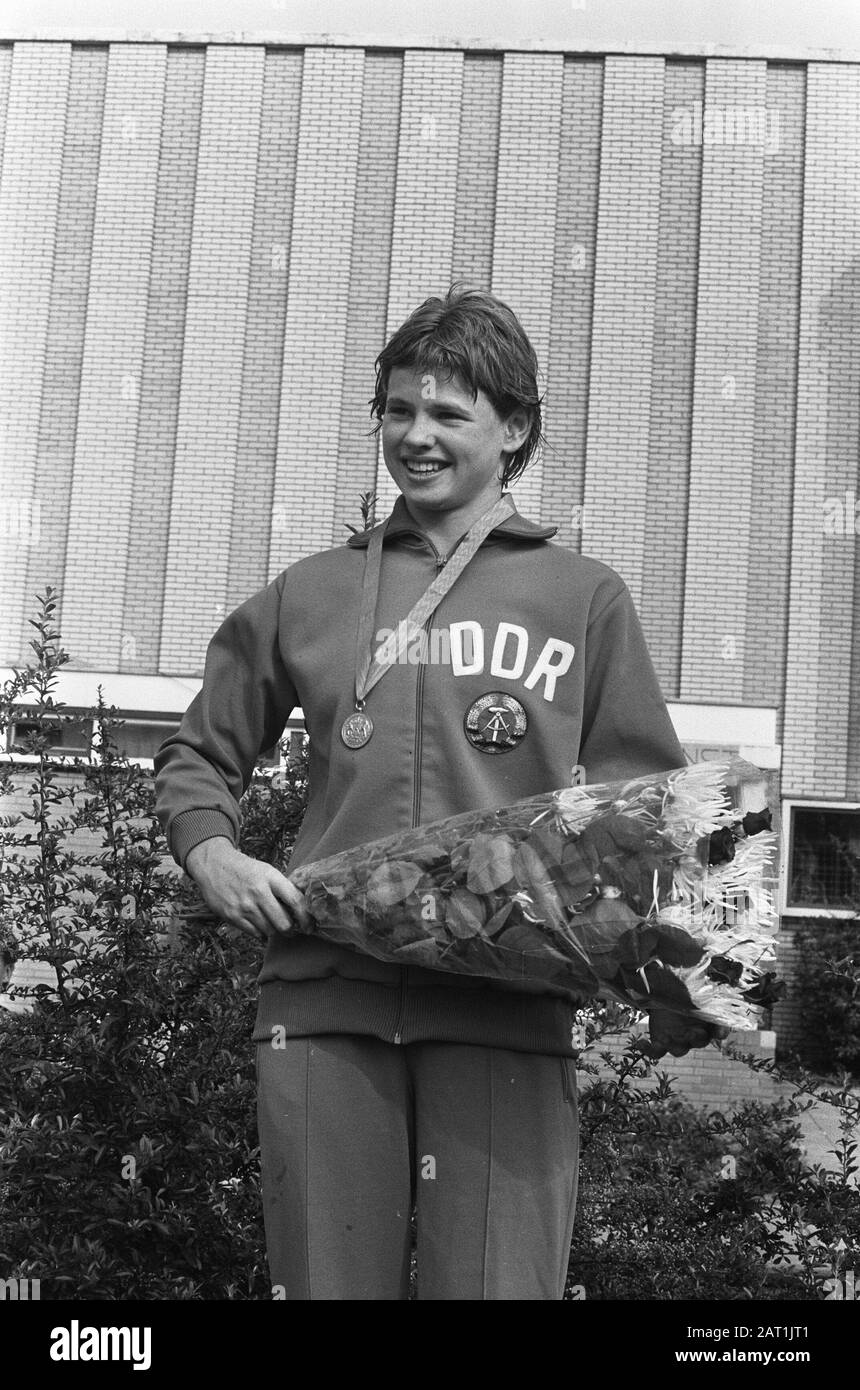 schwimmdamenmannschaft Europaup-Schwimmdamen, Ulrike Richter mit Blumen Datum: 18. August 1973  Schlagwörter: Schwimm-Personenname: Richter, Ulrike Institutionenname:  Europopp Stockfotografie - Alamy