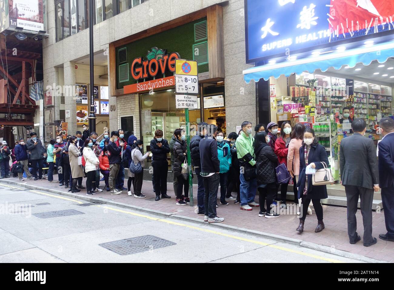 Hongkong - 30. Januar 2020: Menschen, die in einer Apotheke stehen, um Schutzmaske zu kaufen, um das Risiko einer Corona-Virusinfektion zu verringern. Stockfoto