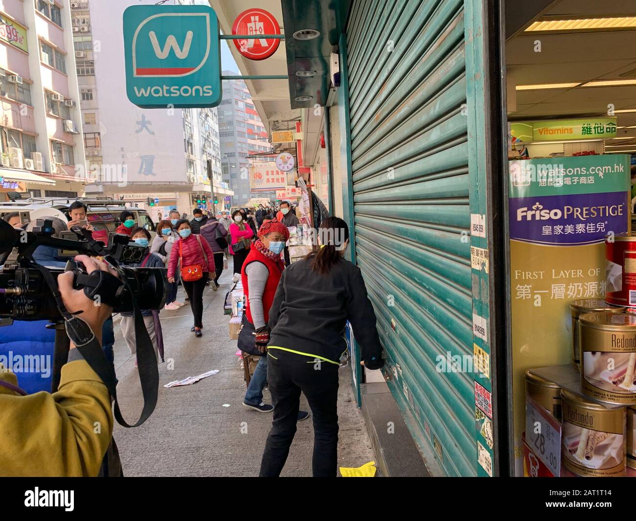 Hongkong - 30. Januar 2020: Ladenbesitzer schließen den Laden ohne Maske zum Verkauf . nach dem ausbruch des wuhan Coronavirus in china gibt es in hongkong Mangelware Stockfoto