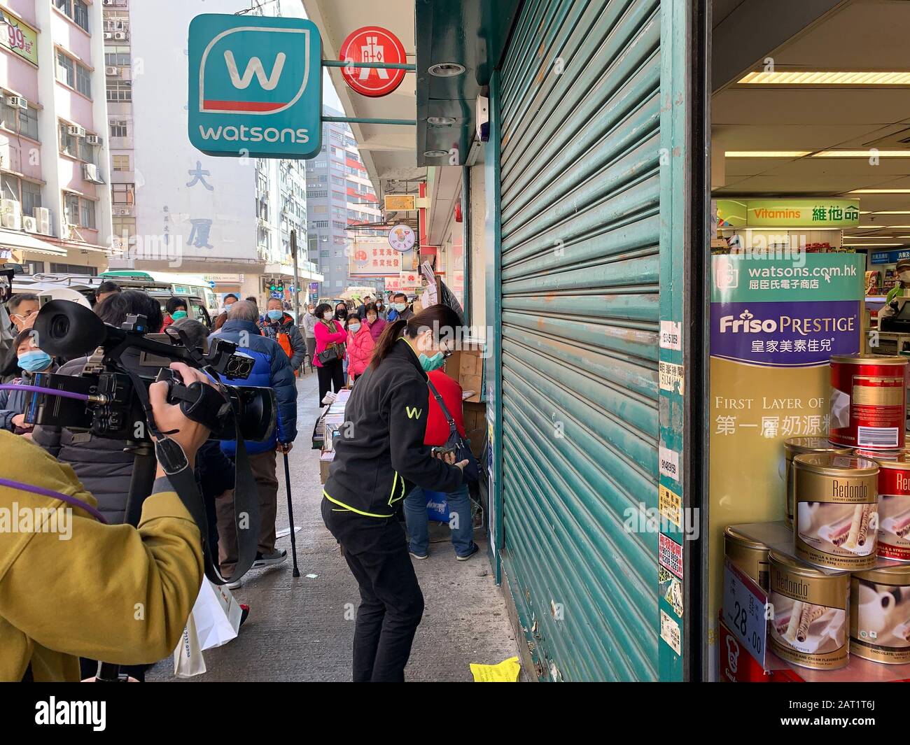 Hongkong - 30. Januar 2020: Ladenbesitzer schließen den Laden ohne Maske zum Verkauf . nach dem ausbruch des wuhan Coronavirus in china gibt es in hongkong Mangelware Stockfoto