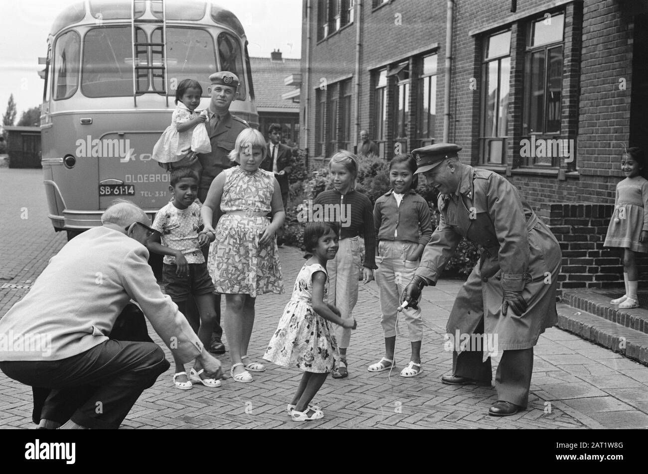 Evacués aus Neuguinea in der Willem de Zwijger Kaserne am Wezep Datum: 17. August 1962 Standort: Gelderland, Wezep Schlüsselwörter: Evakuierte, Kinder Stockfoto