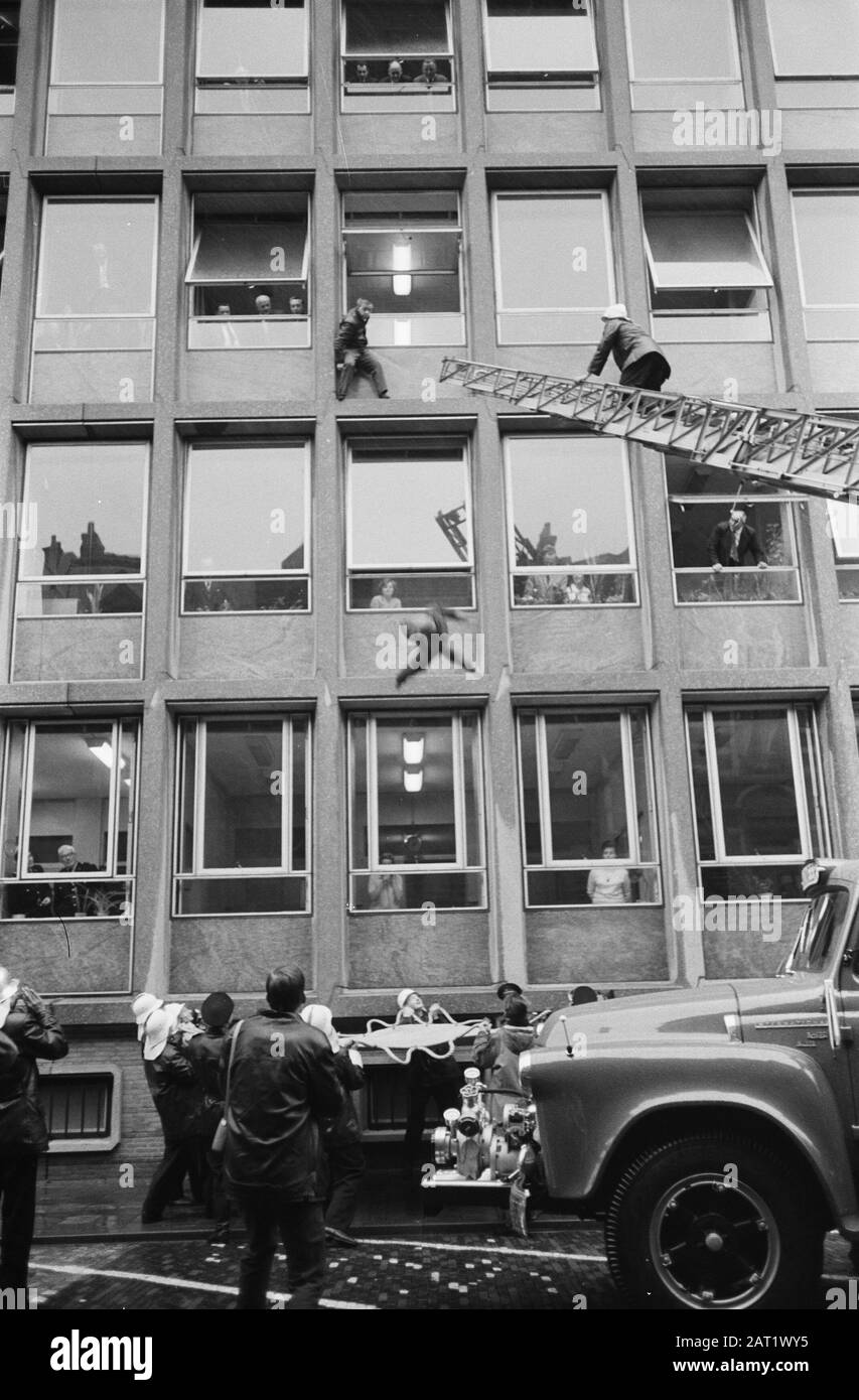 Fotojournalist der Prüfung in den Haag, hier der praktische Teil Datum: 26. Oktober 1962 Standort: Den Haag, Zuid-Holland Schlüsselwörter: Prüfungen Stockfoto