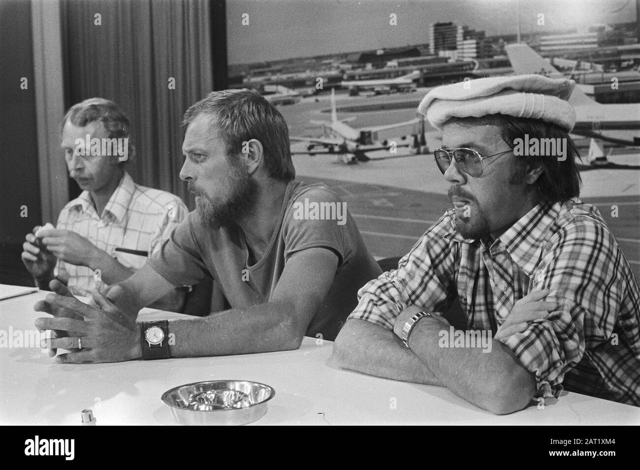 Expedition zurück aus dem Himalaya, v.l.n.r.: In Schiphol: Mannes Mesken, Jan Hendriks und Ruud van Maastricht Datum: 27. August 1976 Ort: Himalaya-Schlüsselwörter: Namen der Expeditionseinrichtung: Schiphol Stockfoto