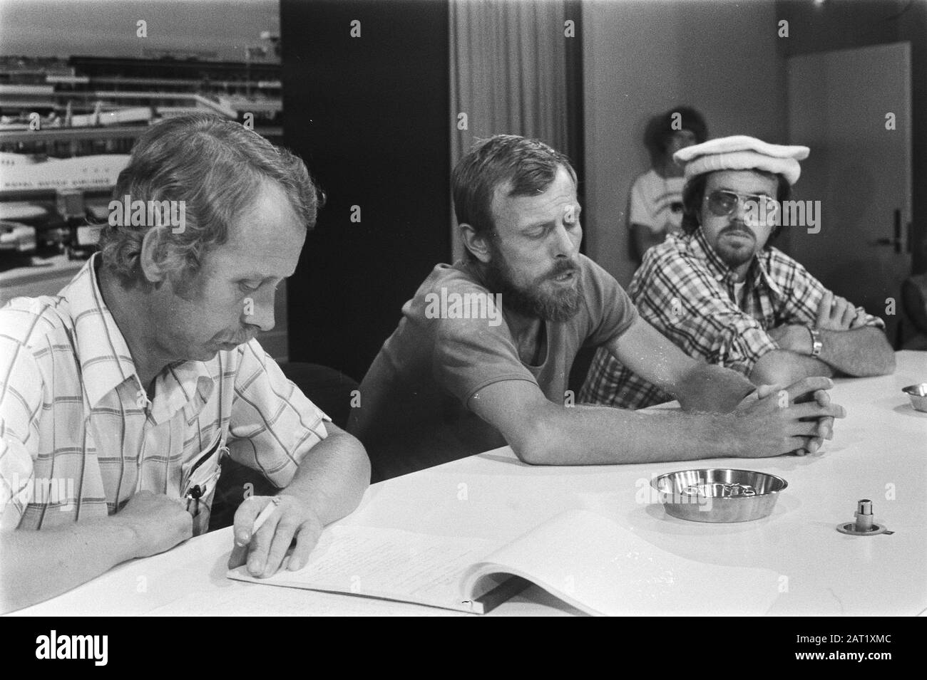 Expedition zurück aus dem Himalaya, v. l. n.r.: In Schiphol: Mannes Mesken, Jan Hendriks und Ruud van Maastricht Datum: 27. August 1976 Ort: Himalaya-Schlüsselwörter: Expeditionen Stockfoto