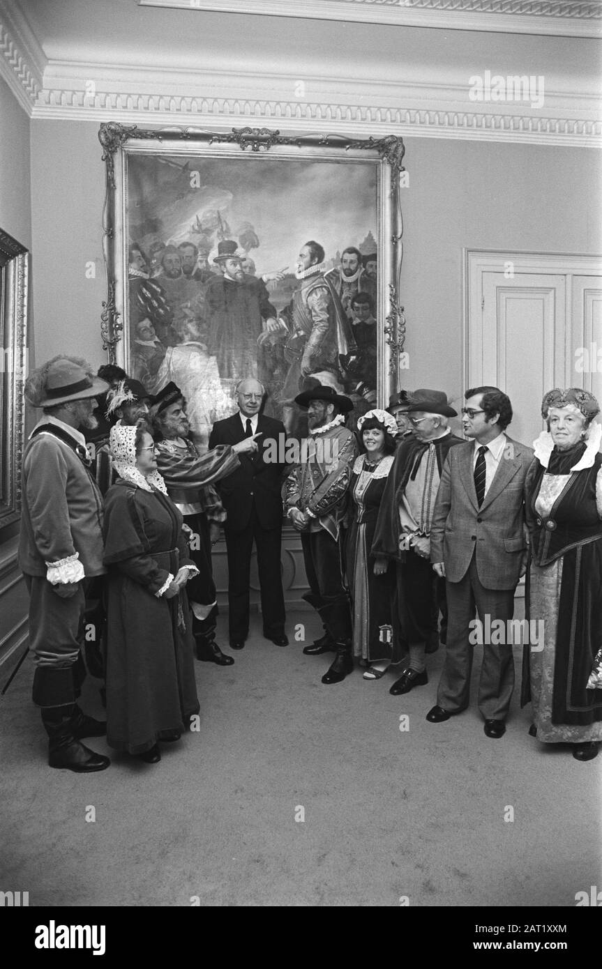 Feier des 15-jährigen Bestehens des Pressezentrums Nieuwspoort in Den Haag Watergeuzen mit Dem Zweiten Kamervoozitter Vondeling Datum: 25. März 1977 Ort: Den Haag, Zuid-Holland Schlüsselwörter: Schauspieler, Journalisten, Vorsitzende Personenname: Vondeling, Anne Stockfoto