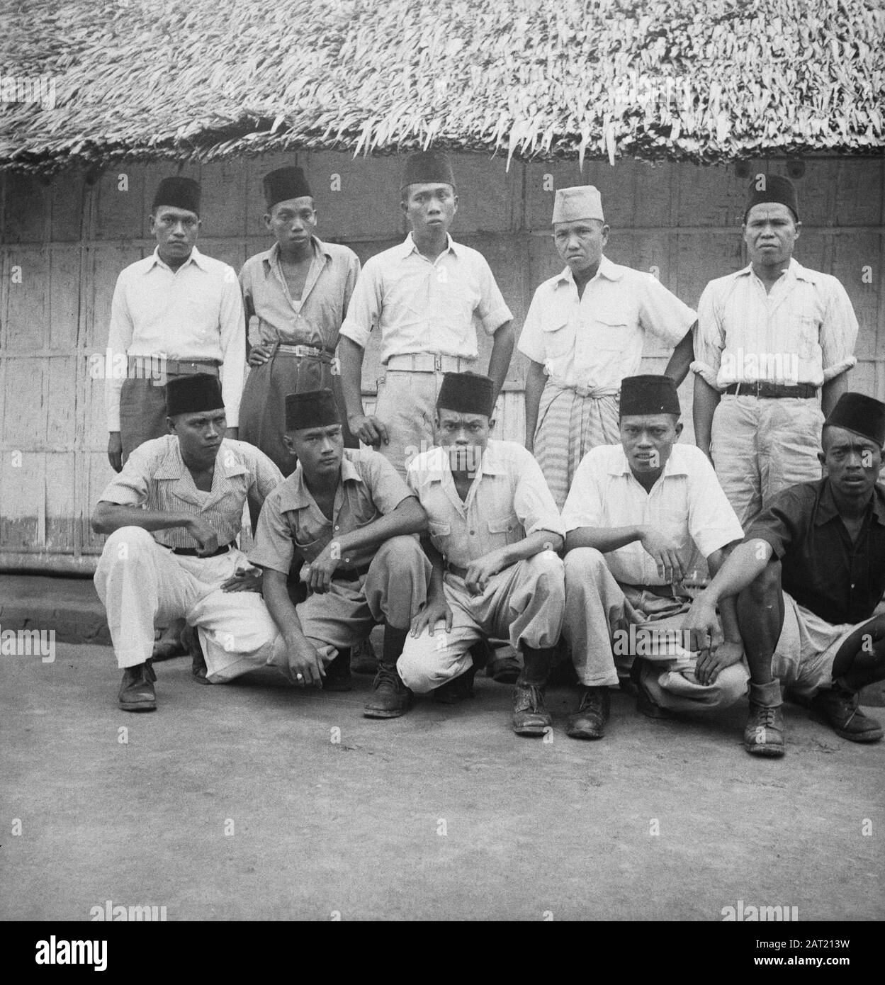 Am 8. Bis 1. 1948 nahmen T.N.i-ers-Extremisten, Verbrecher der schlimmsten Art, am 8. Januar 1948 im Sektor Polobankeng (Celebes) gefangen, die im Gefängnis von Makassar auf ihre verdiente Strafe warteten. Angesichts der vielen leitenden Beamten, die die Gruppe zählte, waren sie bei der Abgabe von Noten nicht sehr bescheiden. Fanatische Extremisten, halb in Zivilkleidung gekleidet, halb in Uniform. Stehend von links Major Ngampa, Major Pali, Luit Kol Sidja, Corp. Leo, Sgt. - Maj Oh, Lawa. Sitzend v.l.n.r. Luit.Kol. Sibali, Laute. - Coll. Relly, Oberst Leo, Oberst Temta, Luit. Mangon. Anmerkung: DJK Datum: 23. Juni 1948 Stockfoto