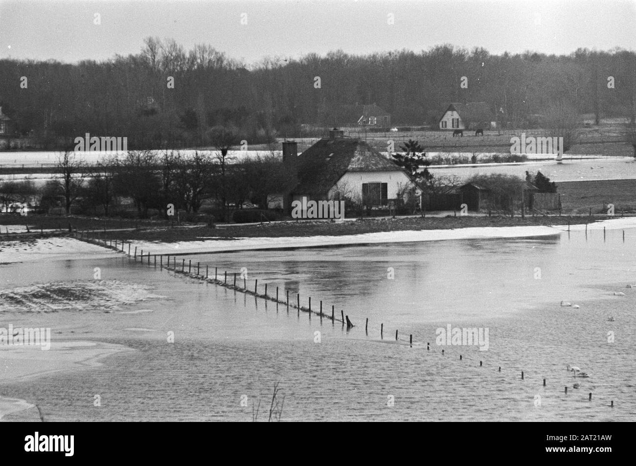 Wasserbelastung durch Schmelzen und Regenwasser. Bauernhaus in der Nähe von Deventer total wasserisoliert Datum: 8. Januar 1982 Standort: Deventer Schlüsselwörter: WATERLAST, Bauernhof Stockfoto