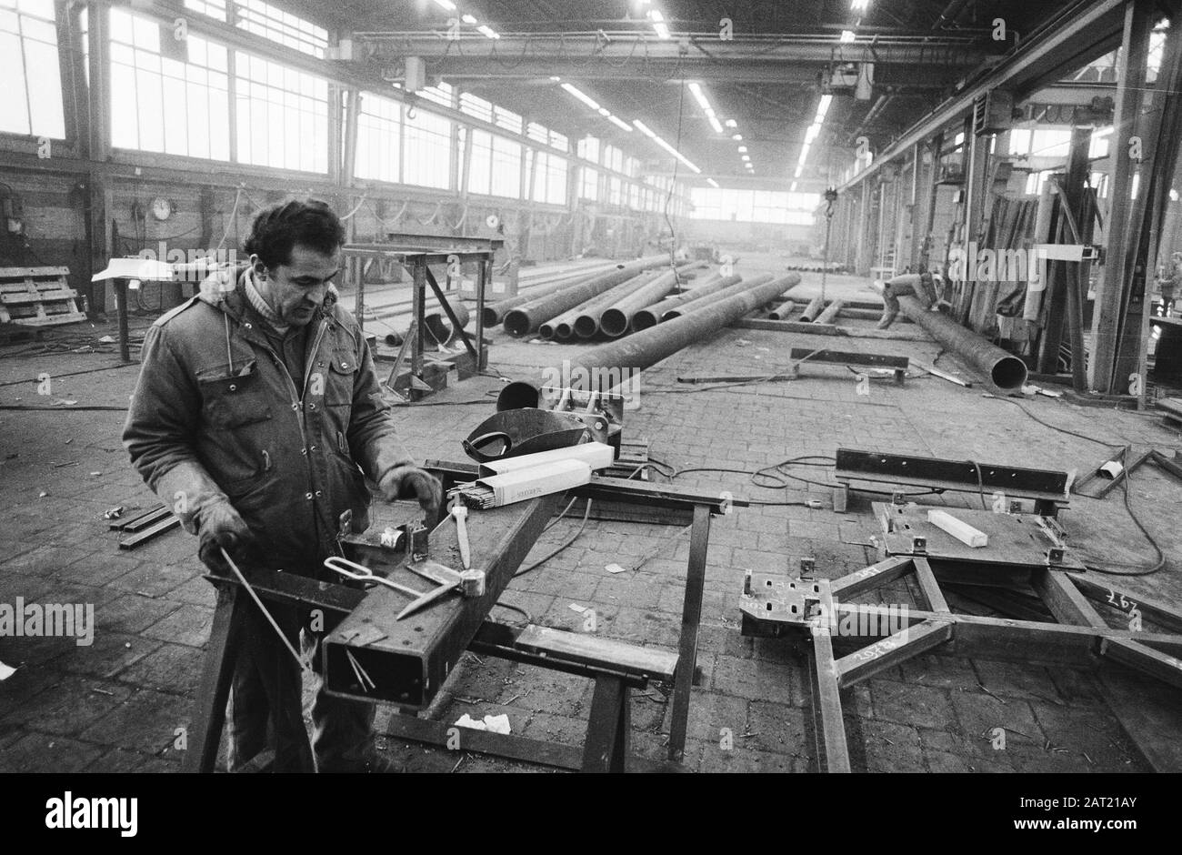 Einer der Produktionshallen der Firma Geniers in Velsen-Noord, in denen radioaktive Abfälle gelagert werden Fabriken, Kernenergie, Lager, Arbeiter Datum: 7. Dezember 1982 Standort: Noord-Holland, Velsen Schlüsselwörter: Fabriken, Kernkraft, Lager, Mitarbeiter Stockfoto