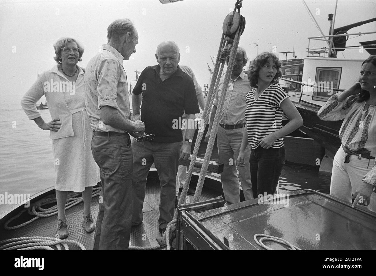 Familie den Uyl besucht die Skutsje Drachten von Skipper Hoekstra, Joop den Uyl mit Skipper Hoekstra, mw den Uyl Datum: 6. August 1982 Ort: Friesland, Sneek Schlüsselwörter: Besuche, Skipper, Skutsjes persönlicher Name: Hoekstra, Uyl, Joop den Stockfoto