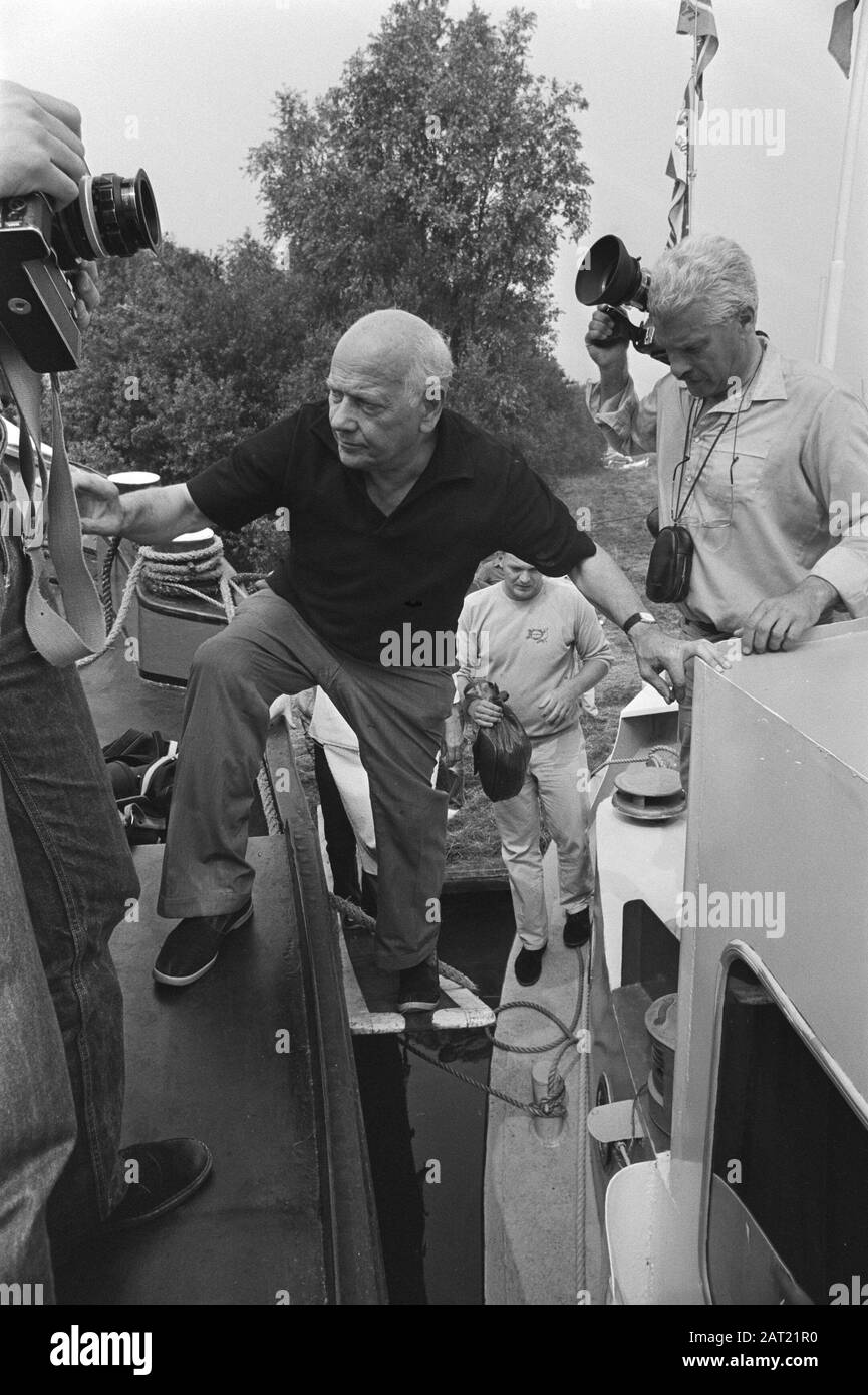 Familie den Uyl besucht die Skutsje Drachten von Skipper Hoekstra in Sneek; Joop den Uyl geht an Bord Datum: 6. August 1982 Ort: Friesland, Sneek Schlüsselwörter: Skippers, Skutsjes persönlicher Name: Hoekstra, Uyl, Joop den Stockfoto