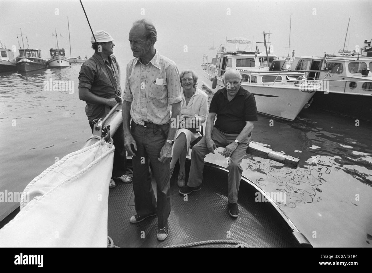 Familie den Uyl besucht die Skutsje Drachten von Skipper Hoekstra in Sneek; Joop den Uyl mit Skipper Hoekstra, mw den Uyl Datum: 6. August 1982 Ort: Friesland, Sneek Schlüsselwörter: Besuche, Skipper, Skutsjes persönlicher Name: Hoekstra, Uyl, Joop den Stockfoto