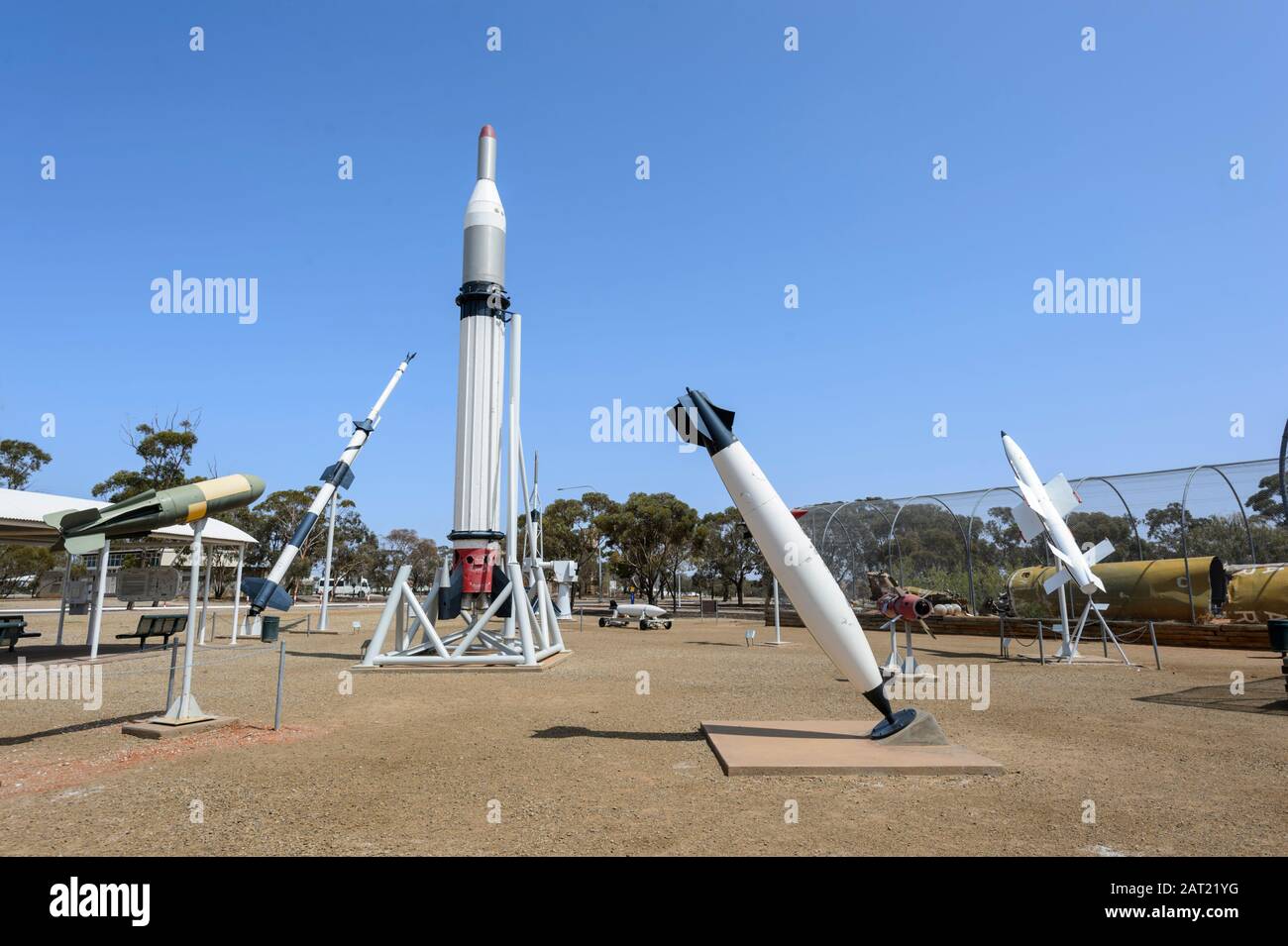 Raketen, die außerhalb des Woomera Heritage Center, South Australia, SA, Australien, ausgestellt werden Stockfoto