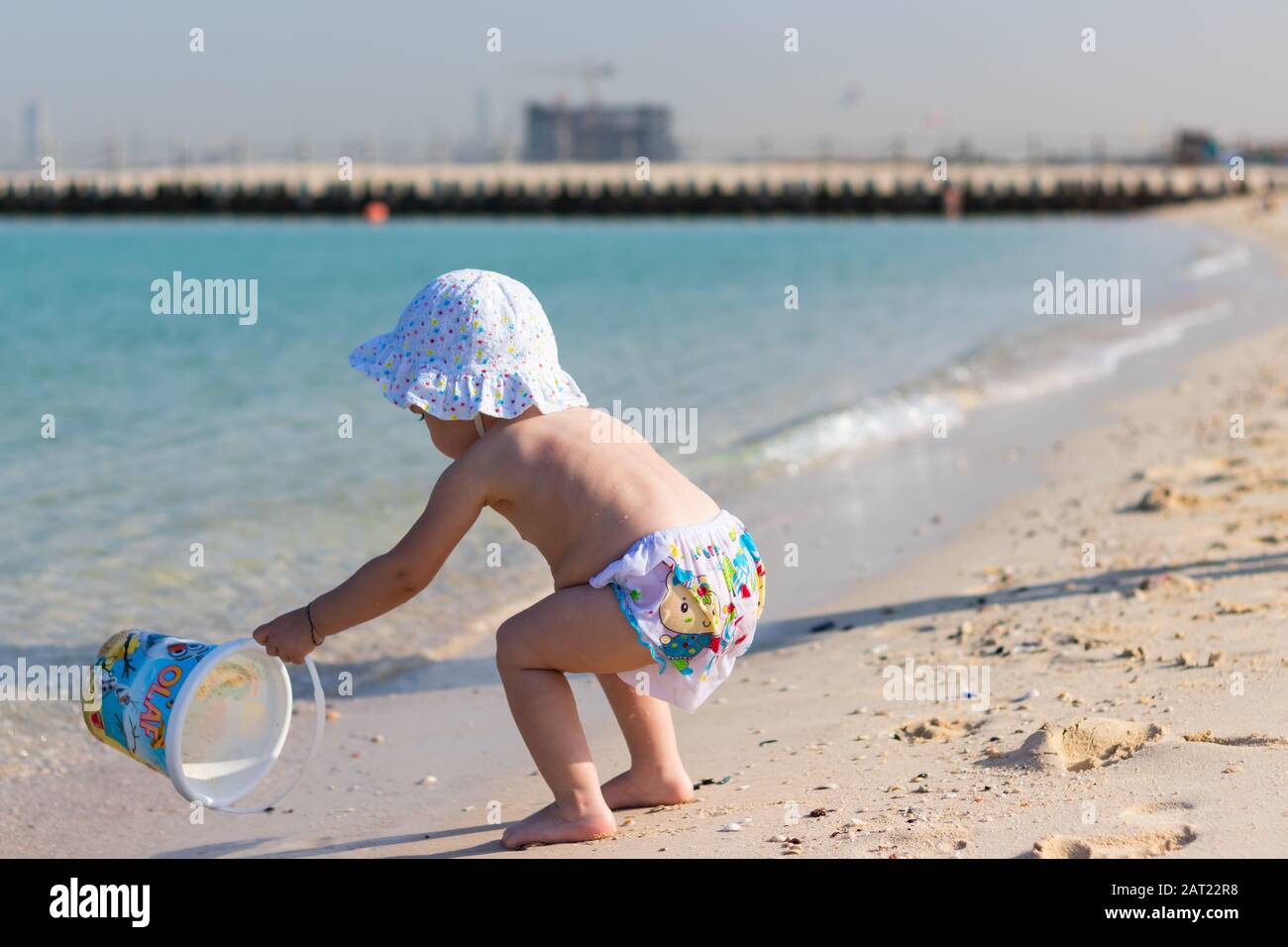 Ein süßes kleines Mädchen am Meer in Dubai an einem sonnigen Tag. Stockfoto
