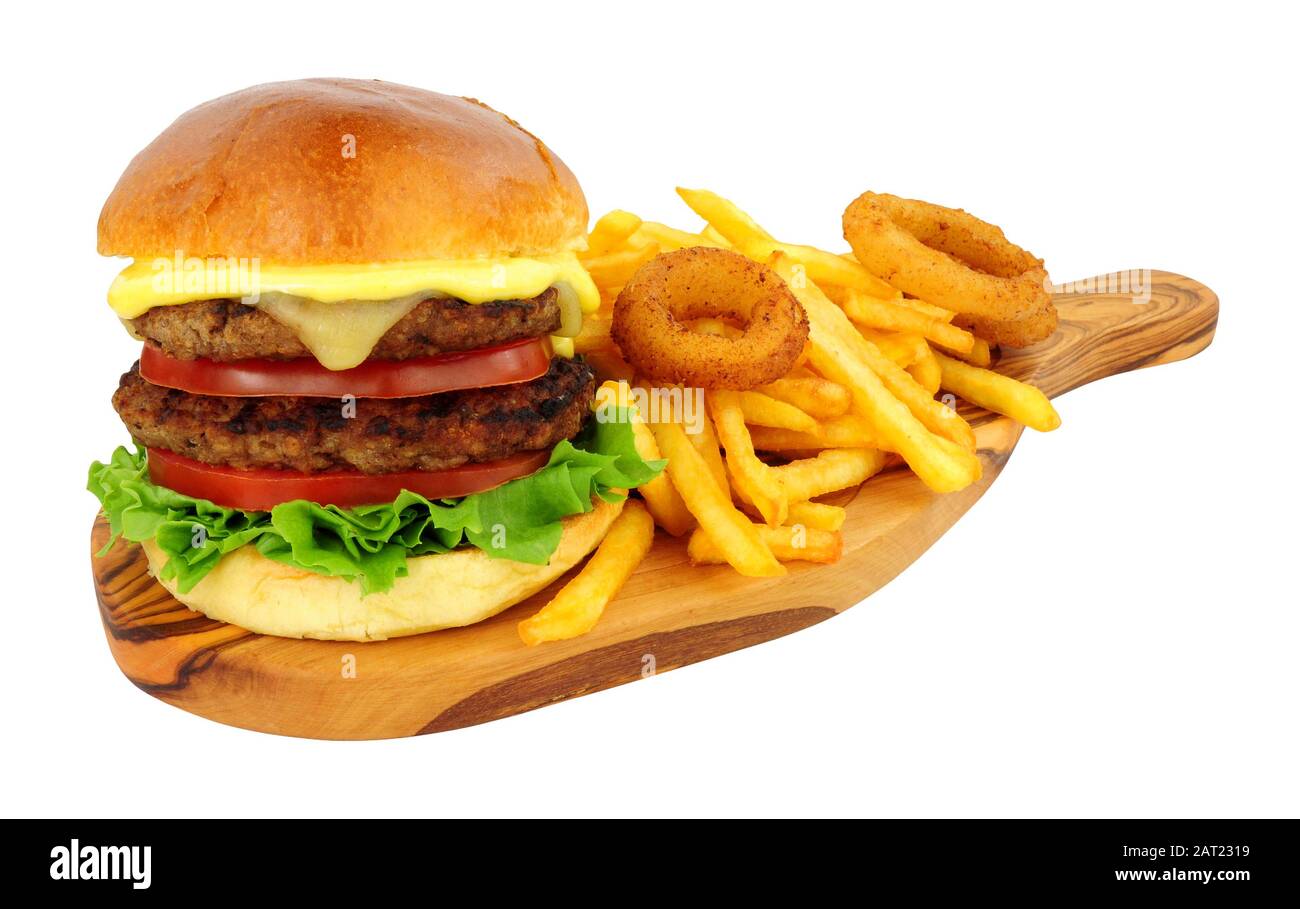 Käsebeef Burger und Pommes frites mit angeschlagenen Zwiebelringen auf einem olivfarbenen Servierbrett isoliert auf weißem Grund Stockfoto