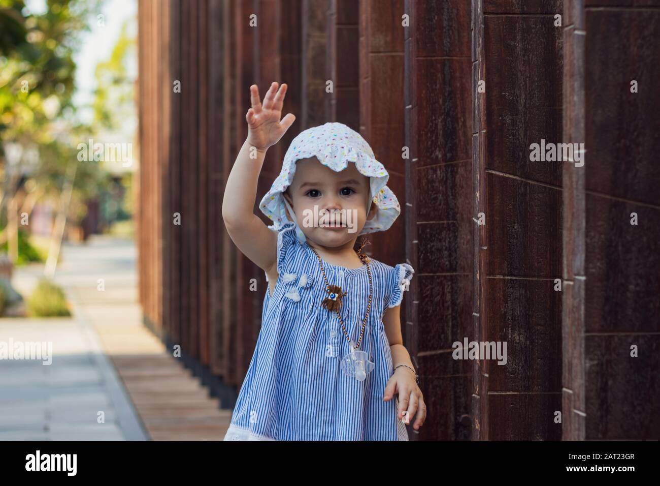 Ein süßes kleines Mädchen in Lamer Dubai an einem sonnigen Tag Stockfoto