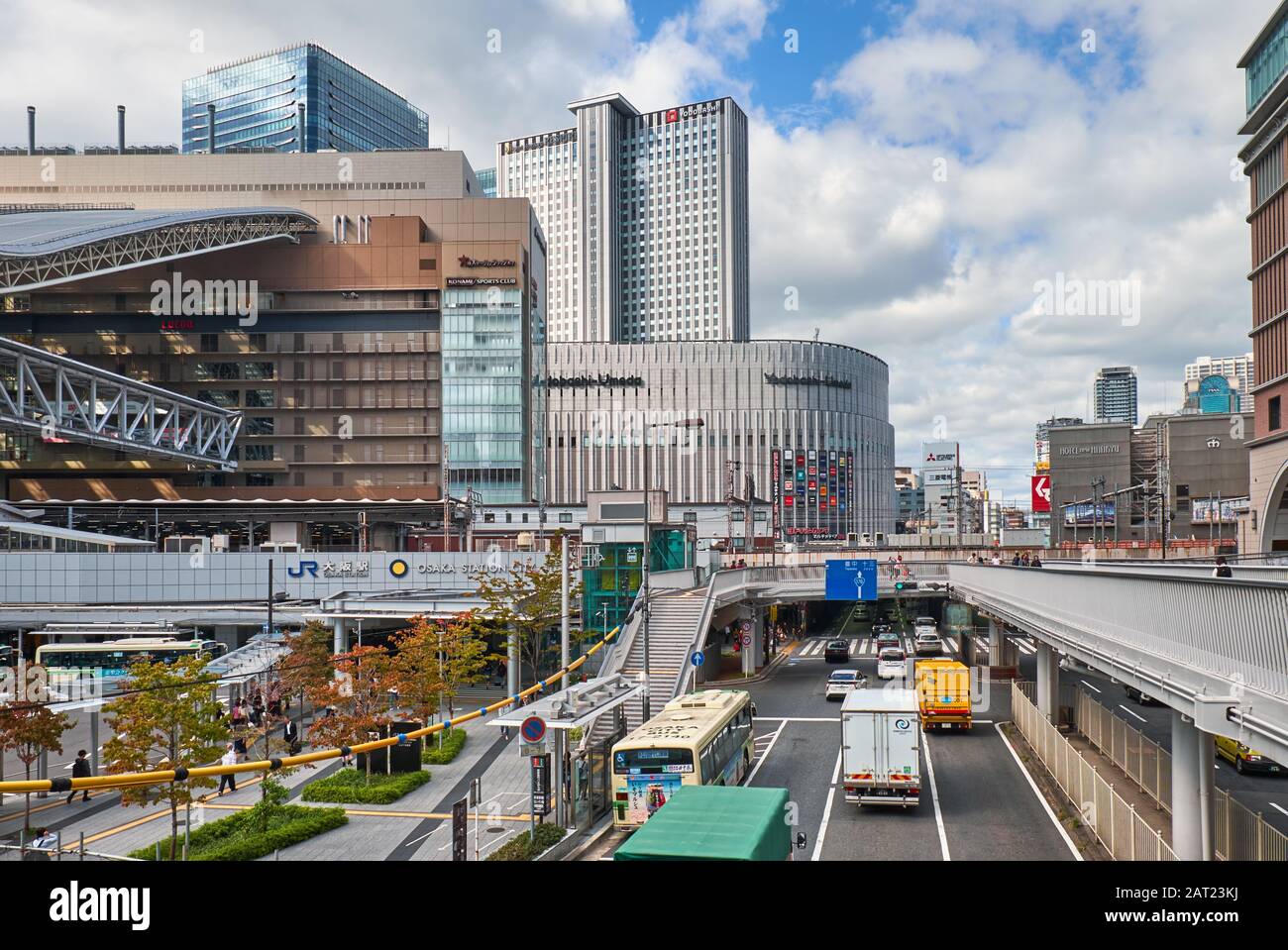 OSAKA, Japan - 15 Oktober, 2019: Die modernen Hochhäuser und Kreuzungen im urbanen Zentrum der Osaka Station, die Neue umeda C Stockfoto