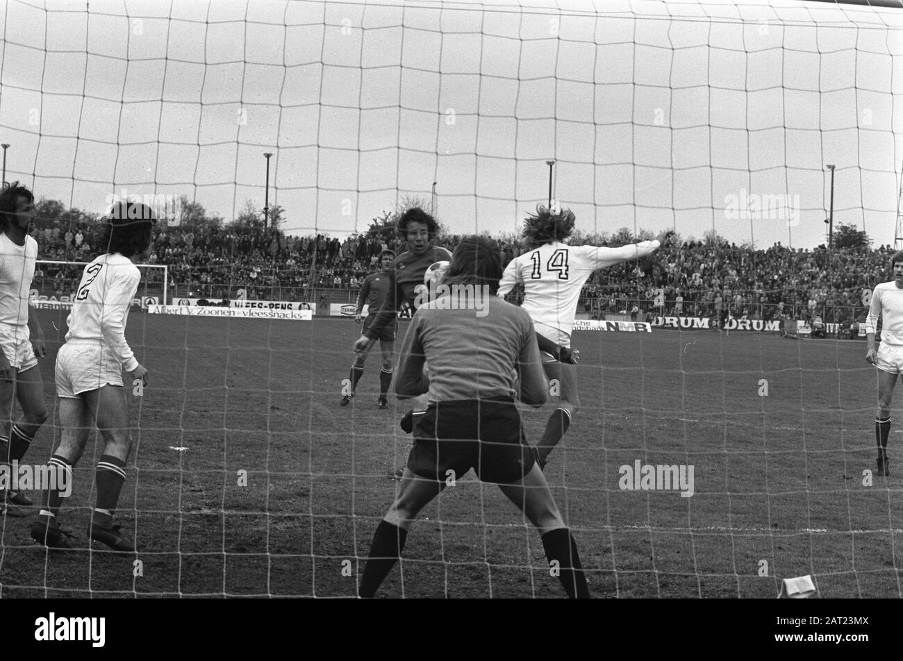 FC Twente Against Go Ahead Eagles 2-1, Pahlplatz (Mitte) Spielstand: 21. April 1974 Ort: Enschede Schlagwörter: Fußball Personenname: Pahlplatz, Theo Institutionenname: FC Twente, Go Ahead Eagles Stockfoto