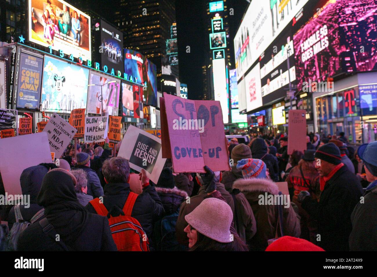 New York, Vereinigte Staaten. Januar 2020. Am Times Square, New York City, versammelt sich eine große Menschenmenge, um zu fordern, dass der Senat Zeugen hört, Präsident Donald Trump verurteilt und am 29. Januar 2020 aus dem Amt entfernt. (Foto von Ryan Rahman/Pacific Press) Credit: Pacific Press Agency/Alamy Live News Stockfoto