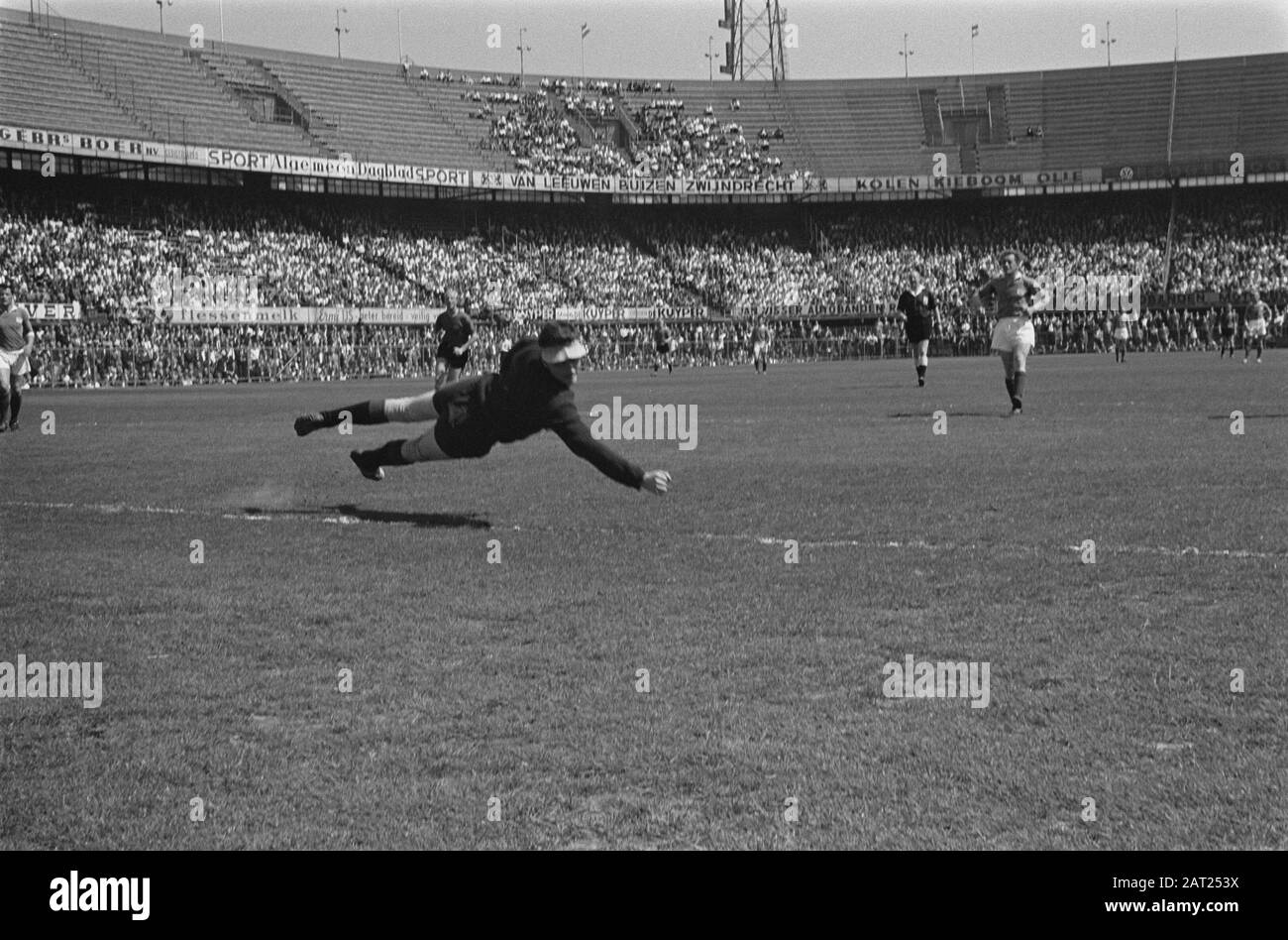 Feijenoord gegen Fortuna 54, Torhüter Birds (Fortuna) im Einsatz Datum: 3. Juni 1963 Ort: Rotterdam-Schlüsselwörter: Sport, Fußball-Institution Name: Feyenoord, Fortuna 54 Stockfoto