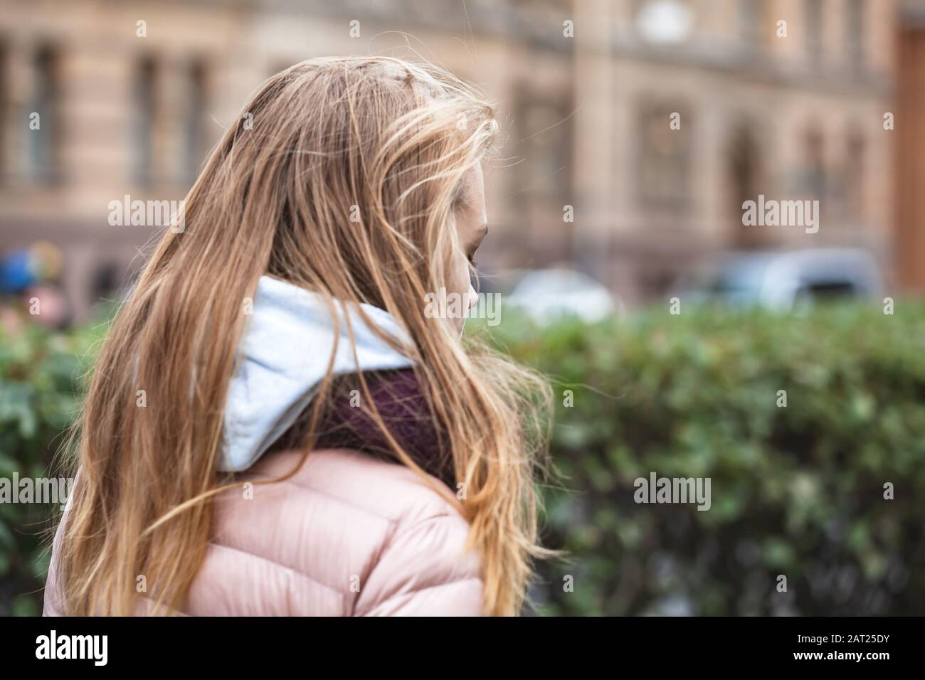 Blondes trauriges Mädchen im Teenager-Alter auf einem Spaziergang, Abbildung der Einsamkeit Stockfoto