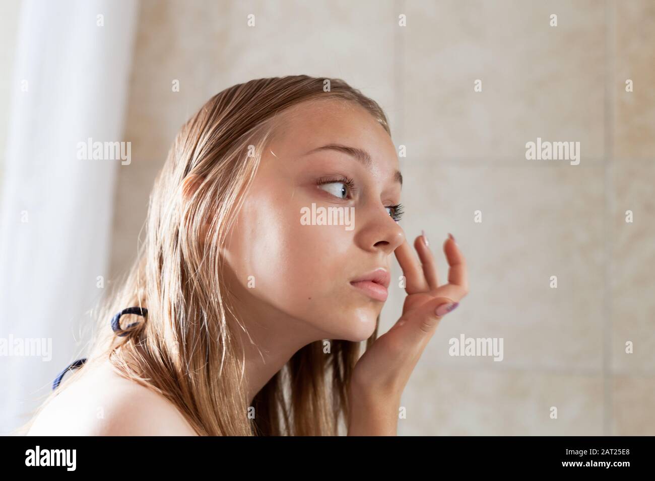 Junges blondes kaukasisches Mädchen macht sich in einem Bad auf Stockfoto