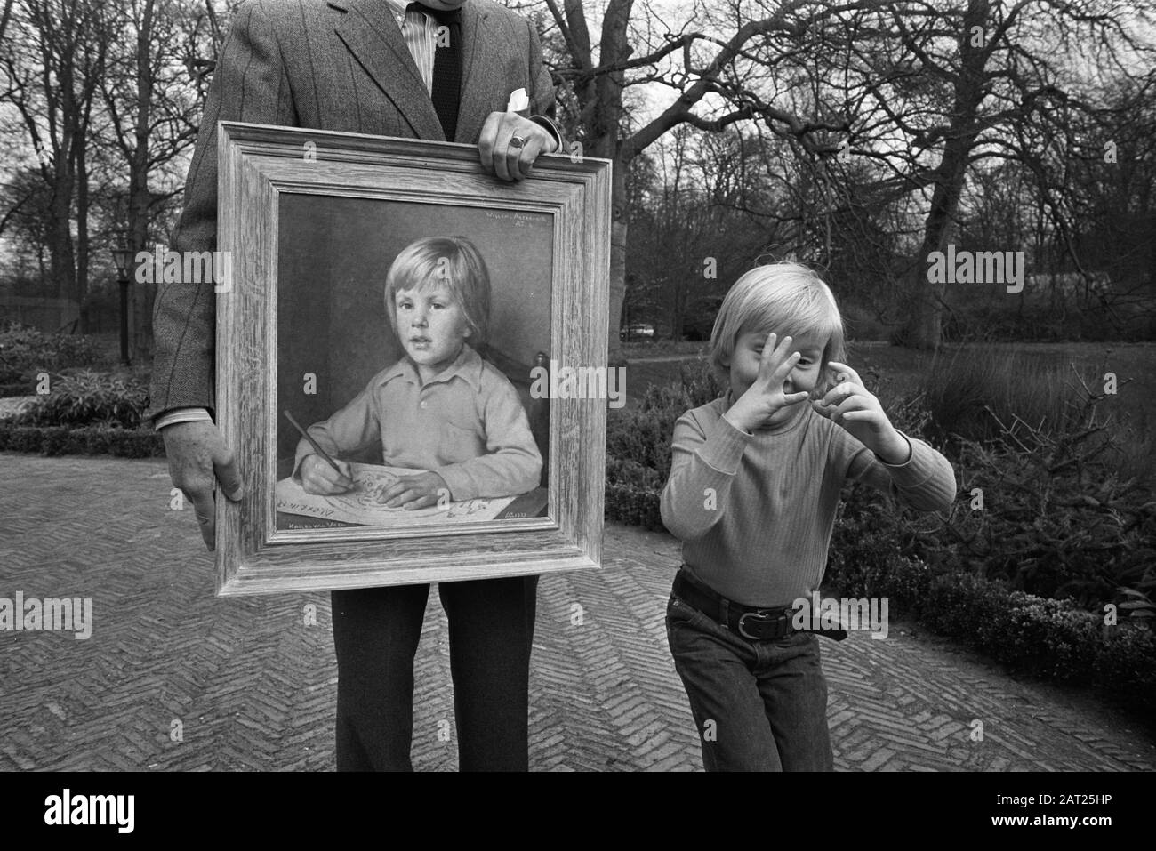 Gemälde von Prinz Willem Alexander zum sechsten Jahrestag, Willem-Alexander beim Gemälde (zeichnet verrückte Gesichter, imitiert den Fotografen). Person links (unsichtbarer Kopf): Charles van Veen. Datum: 16.April 1973; Stockfoto