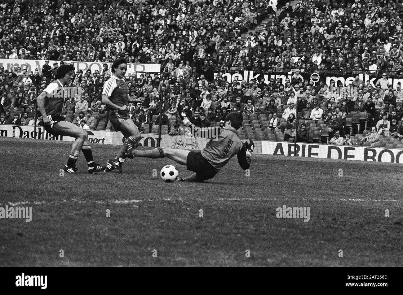 Feyenoord gegen AZ67 1-5, AZ-Champion, Pier Tol erzielt viertes Tor entlang Hiele Datum: 3. Mai 1981 Schlagwörter: Tore, Sport, Fußball persönlicher Name: Hiele, Tol, Pier Institution Name: AZ'67, Feyenoord Stockfoto