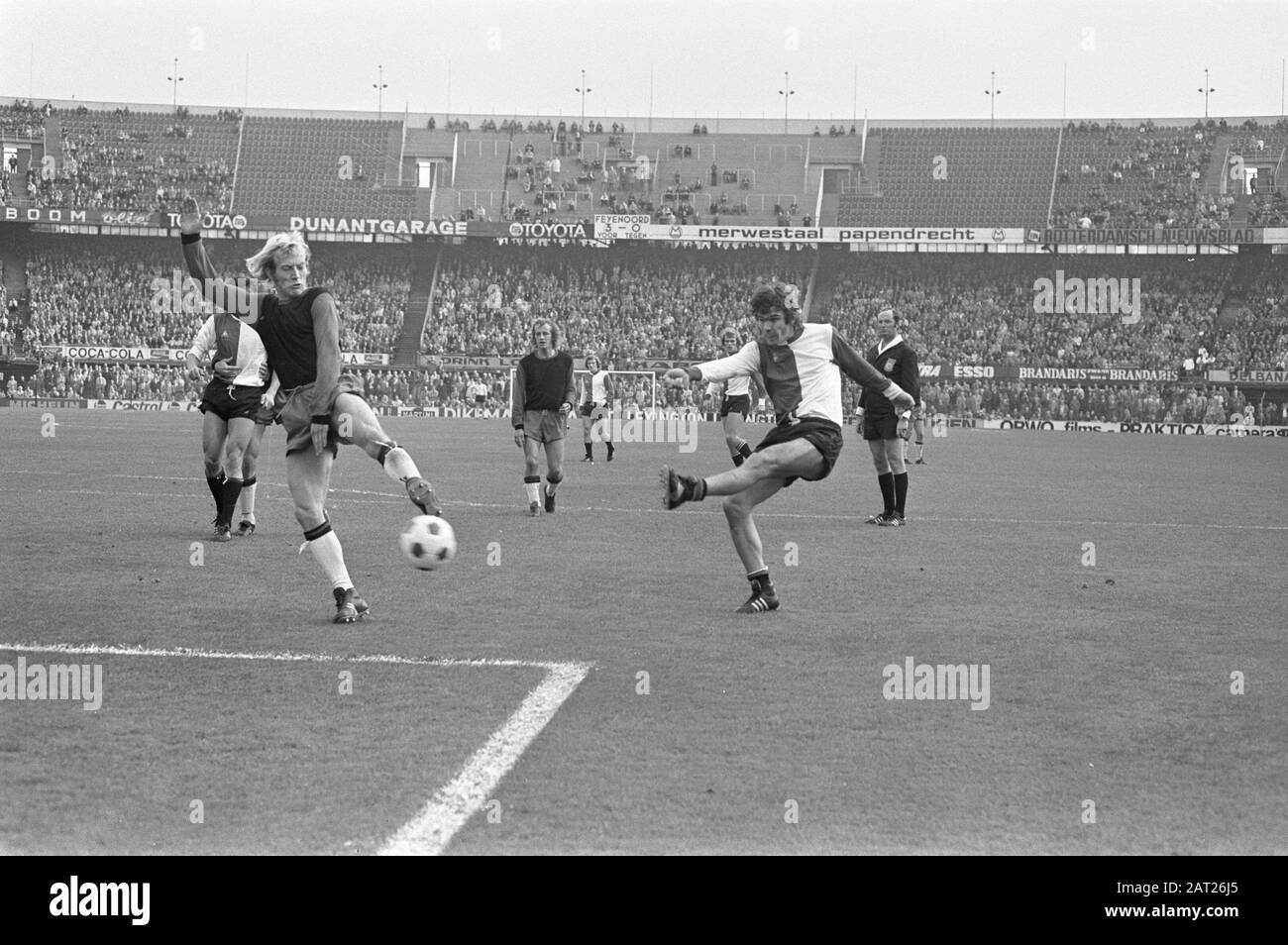 Feyenoord gegen Excelsior 7-0, Wim van Hanegem (rechts) punktet mit 4-0 Datum: 15. Oktober 1972 Schlüsselwörter: Sport, Fußball persönlicher Name: Hanegem, William von Institution Name: Excelsior, Feyenoord Stockfoto