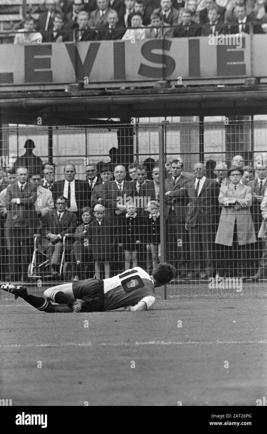 Feyenoord gegen Fortuna 54:6-0. Feyenoord-Player (Nummer 10) auf dem Boden Anmerkung: Kindvall? Datum: 17.September 1967 Ort: Rotterdam-Schlüsselwörter: Sport, Fußball Stockfoto