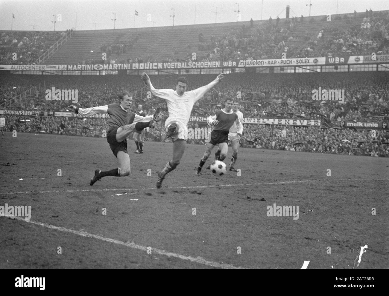 Feyenoord Against Go Ahead 4-0 Geels kommt nur ein wenig zu spät zum Ergebnis, richtig Kindvall Datum: 30. März 1969 Schlüsselwörter: Sport, Fußball persönlicher Name: Geels, Ruud, Kindvall, Ove Institution Name: Feyenoord Stockfoto
