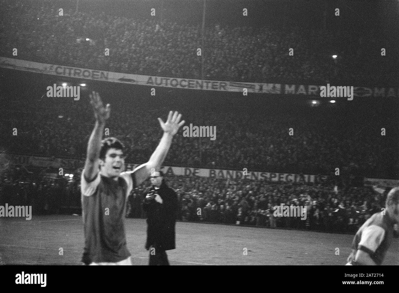 Feyenoord gegen Mailand zum Viertelfinale Europa Cup I 2-0. Nummer 24 Wim van Hanegem Cheeres Datum: 26. November 1969 Schlagwörter: Sport, Fußball-Institution Name: Feyenoord Stockfoto
