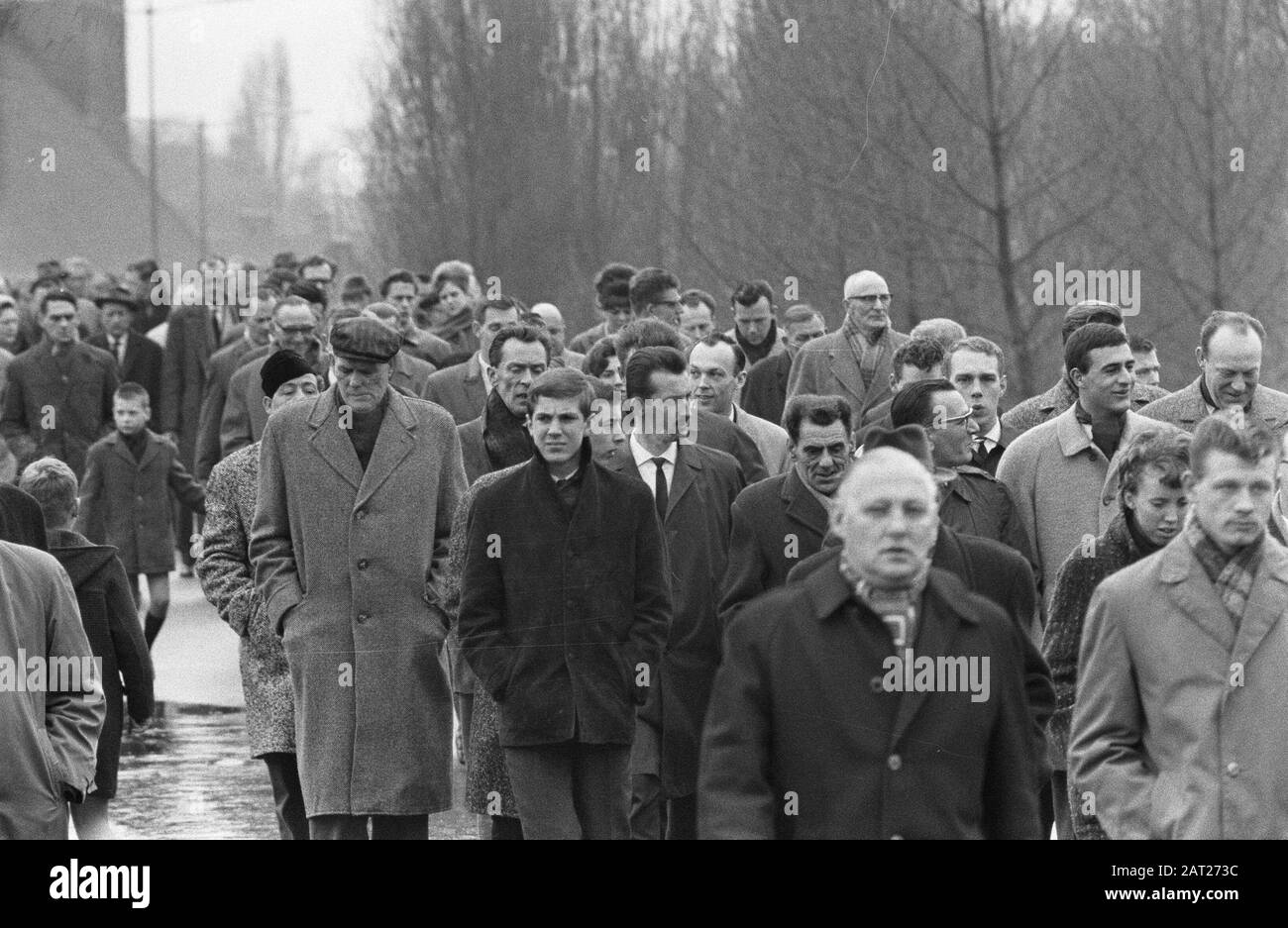 Feyenoord vs. MVV 9-1, Personen außerhalb und in den Ständen Datum: 30. März 1964 Name Der Einrichtung: Feyenoord Stockfoto