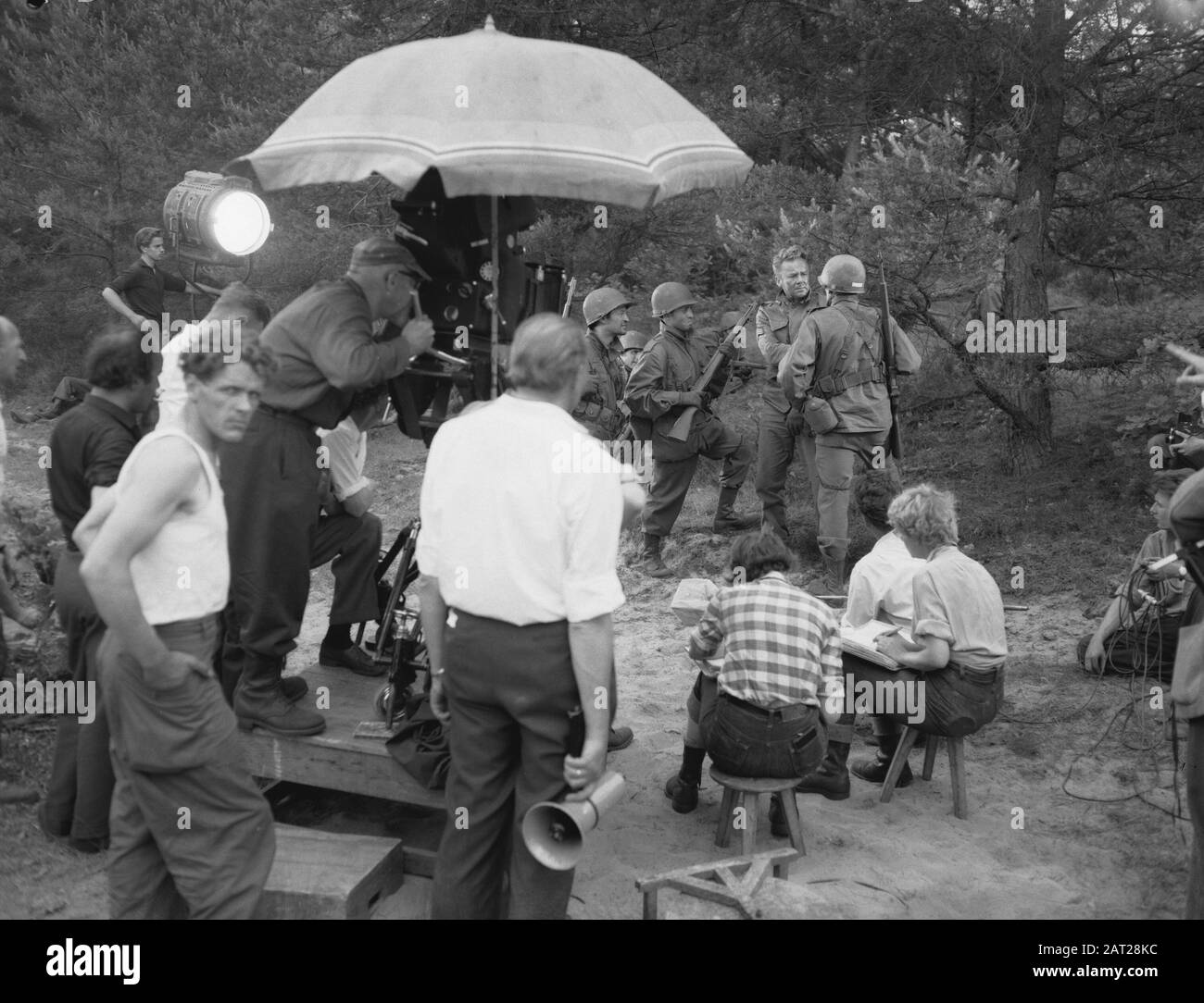 Filmaufnahmen mit dem Schauspieler Van Johnson in de Harskamp für die fim The Last Blitzkrieg Annotation: Der Film wurde am 30. Januar 1959 in den Vereinigten Staaten uraufgeführt Datum: 17. Juni 1958 Ort: Gelderland, Harskamp Keywords: Filme, Aufnahmen Stockfoto