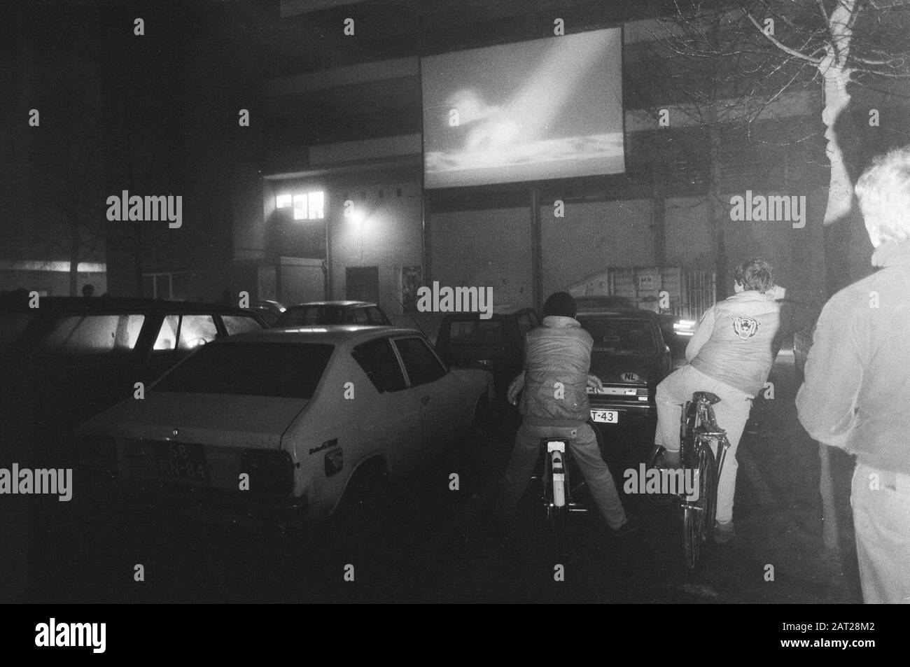 Filmfestival wurde heute Abend auf dem Osdorpplein in Amsterdam ein so genannter Drive-in-Film Performance Date: 21. januar 1982 Ort: Amsterdam, Noord-Holland Keywords: Filmfestivals Stockfoto