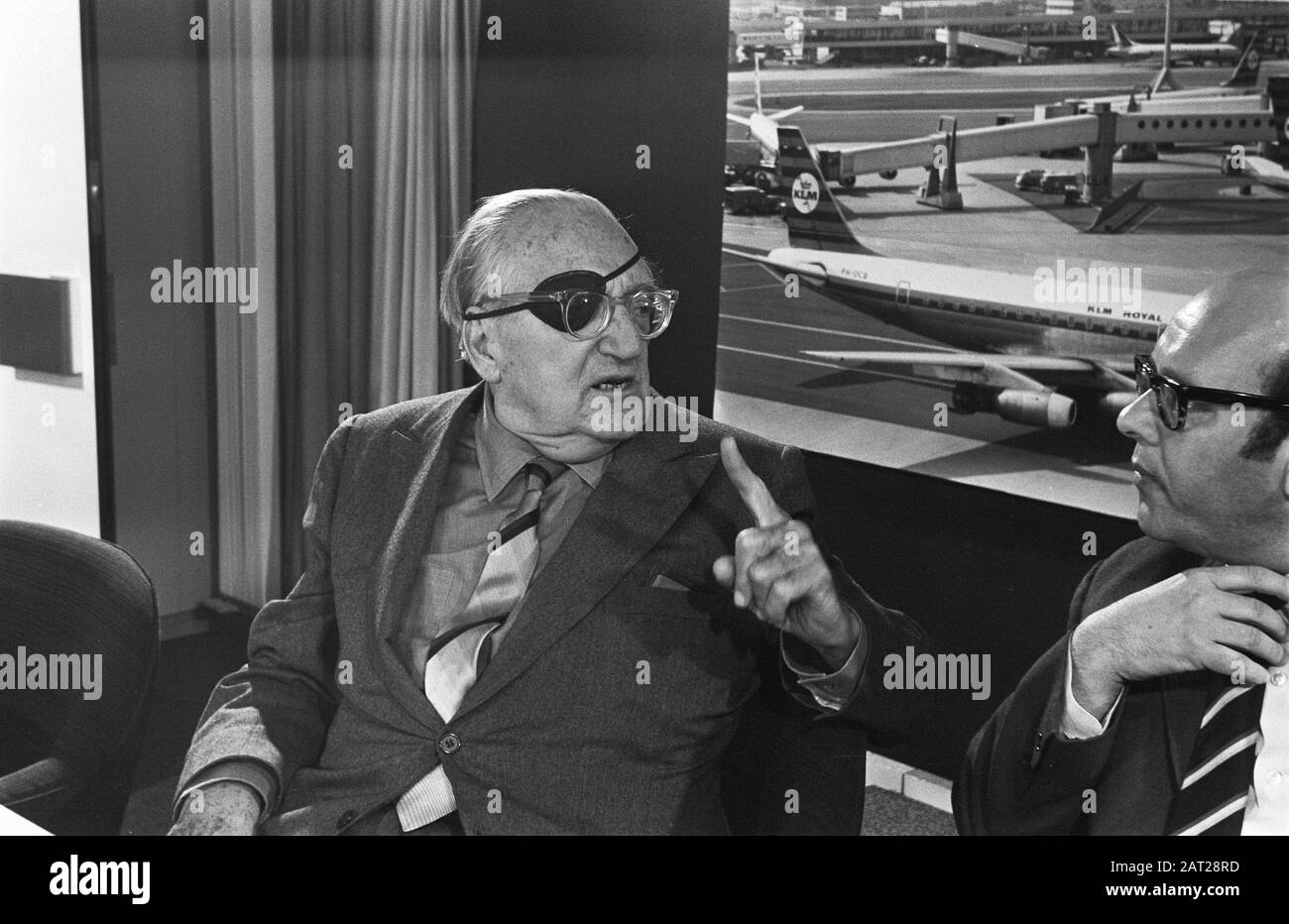 Filmregisseure Fritz lang (79 Jahre) kommt nach Schiphol, Überschrift Datum: 10. april 1969 Schlagwörter: Film DIRECERS Personenname: Fritz lang Stockfoto